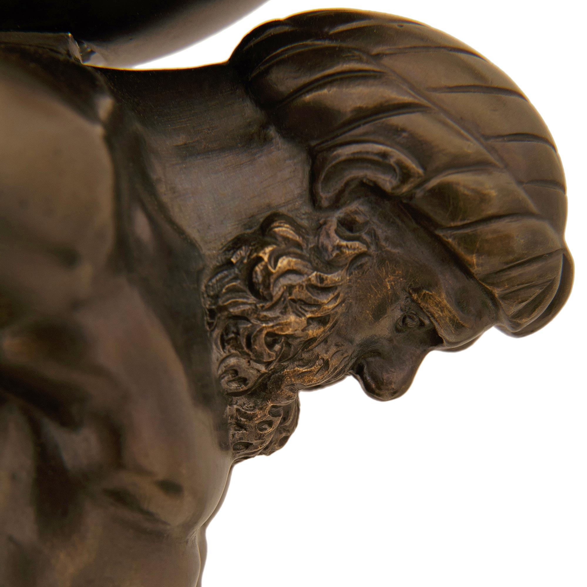 Pareja de candelabros franceses del siglo XIX, estilo renacentista, de bronce y ormolu en venta 2