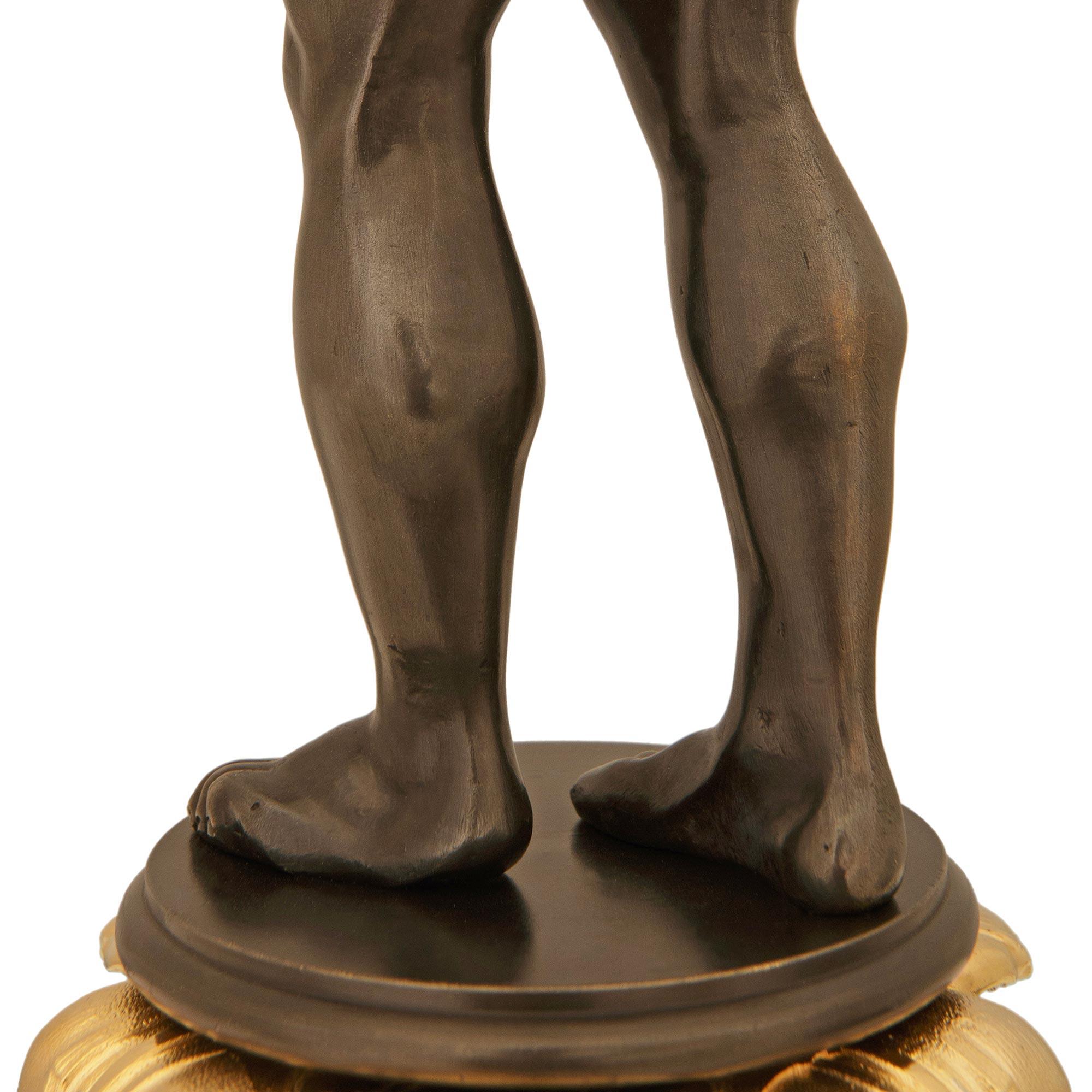 Pareja de candelabros franceses del siglo XIX, estilo renacentista, de bronce y ormolu en venta 3