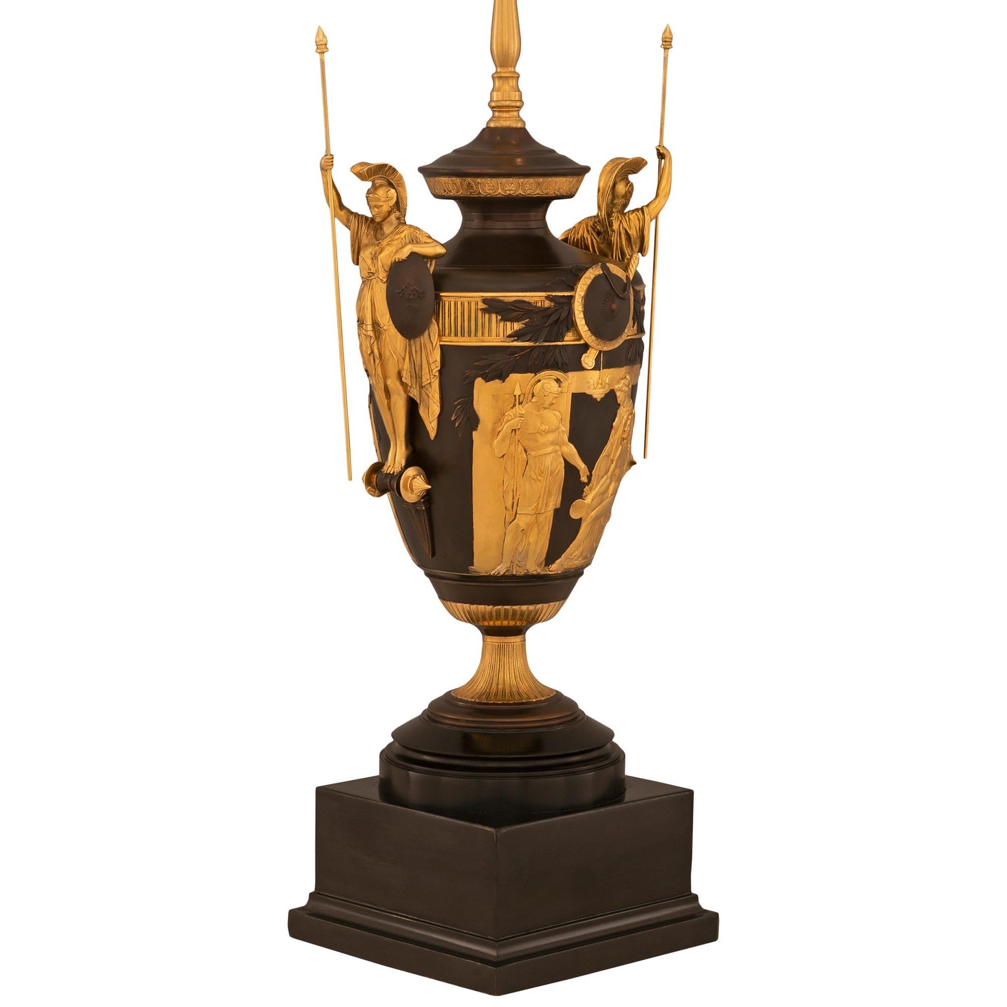 Français Paire de lampes de style Renaissance française du 19ème siècle en bronze, bois fruitier et bronze doré en vente