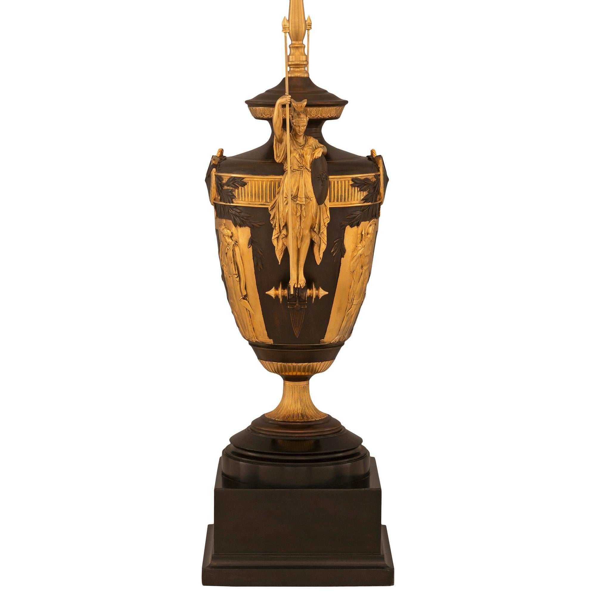 Patiné Paire de lampes de style Renaissance française du 19ème siècle en bronze, bois fruitier et bronze doré en vente