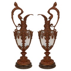 Paire d'aiguières françaises de style Renaissance du 19ème siècle en bronze, opaline et marbre