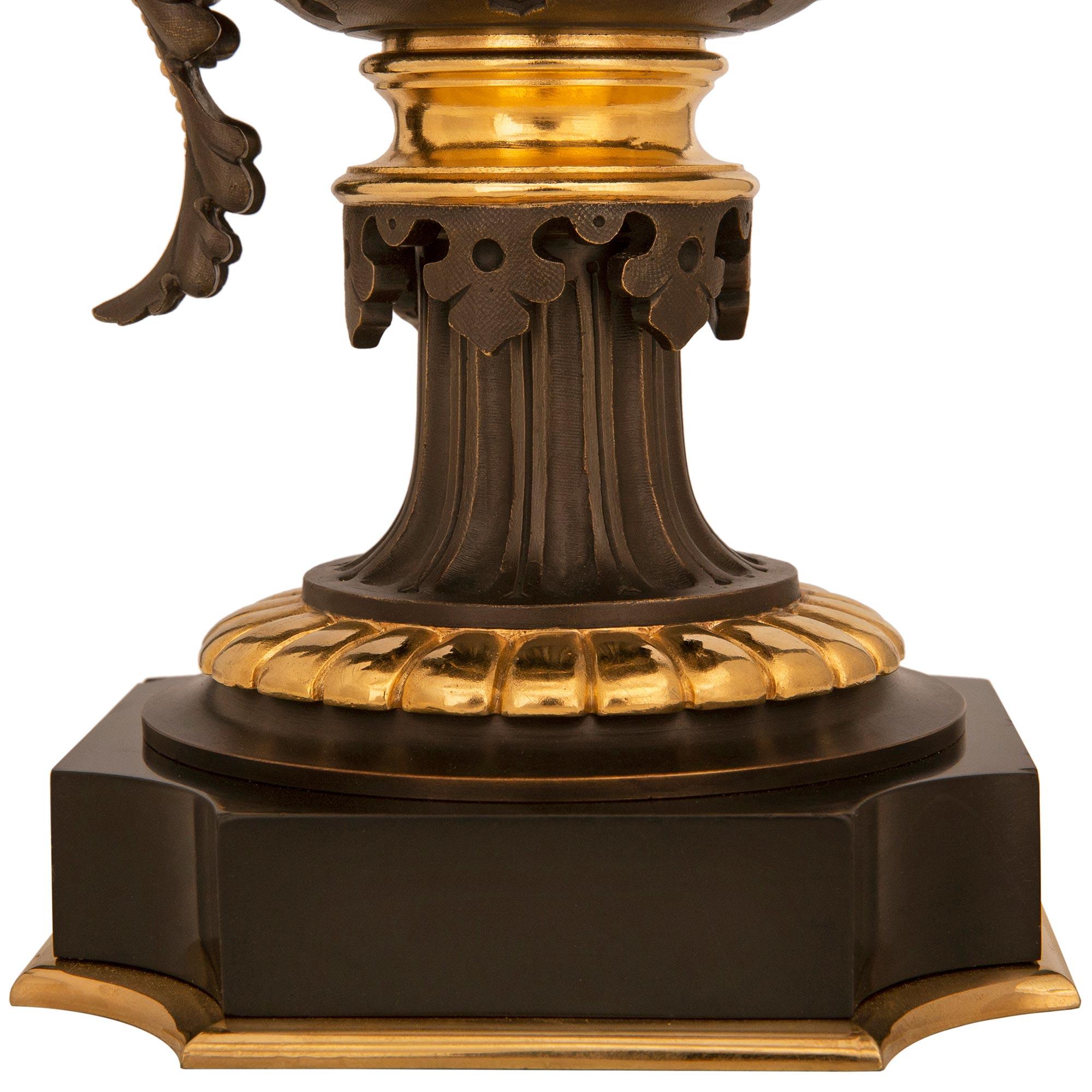 Paire d'aiguières françaises de la Renaissance du 19ème siècle en bronze, bronze doré et marbre en vente 1