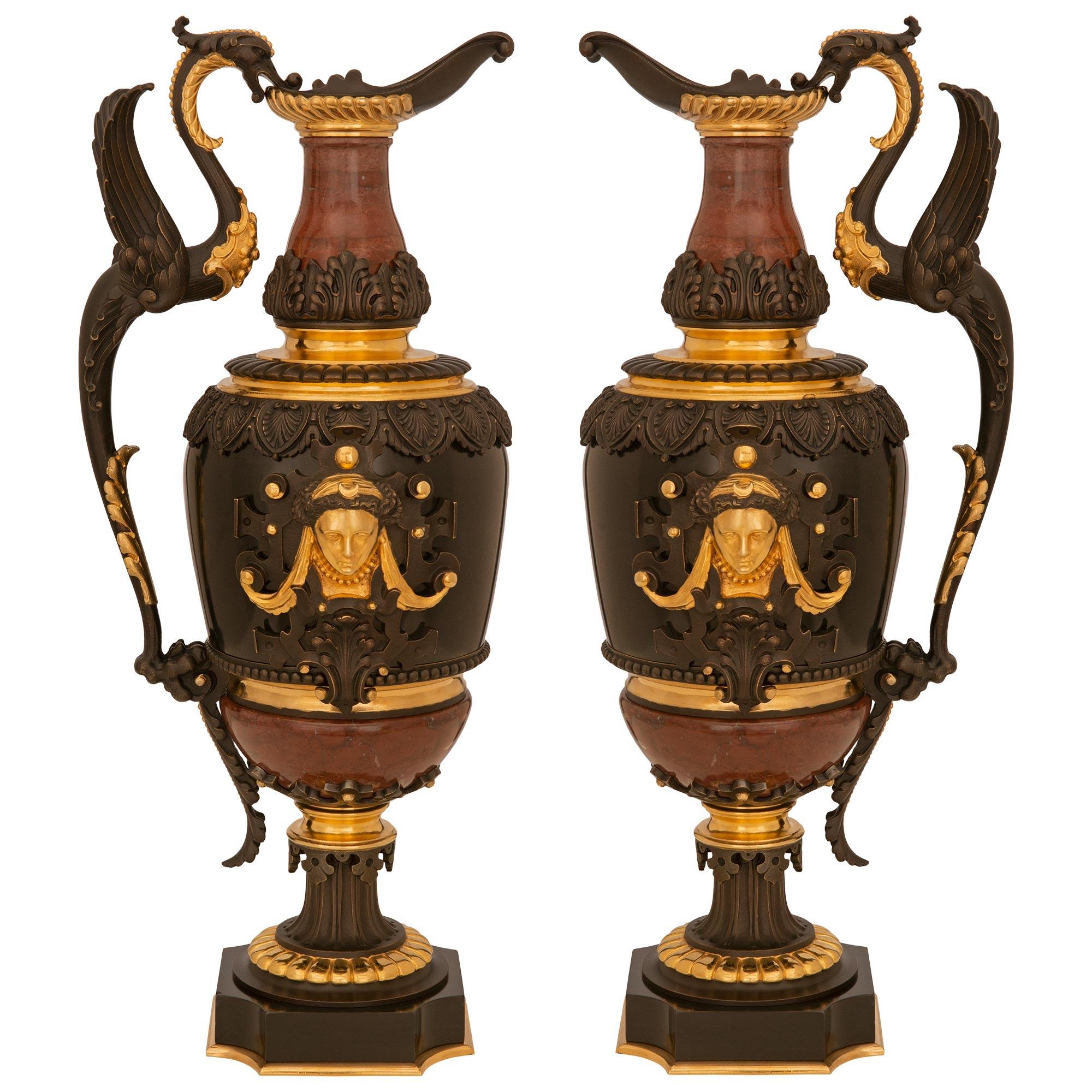Paire d'aiguières françaises de la Renaissance du 19ème siècle en bronze, bronze doré et marbre en vente 2