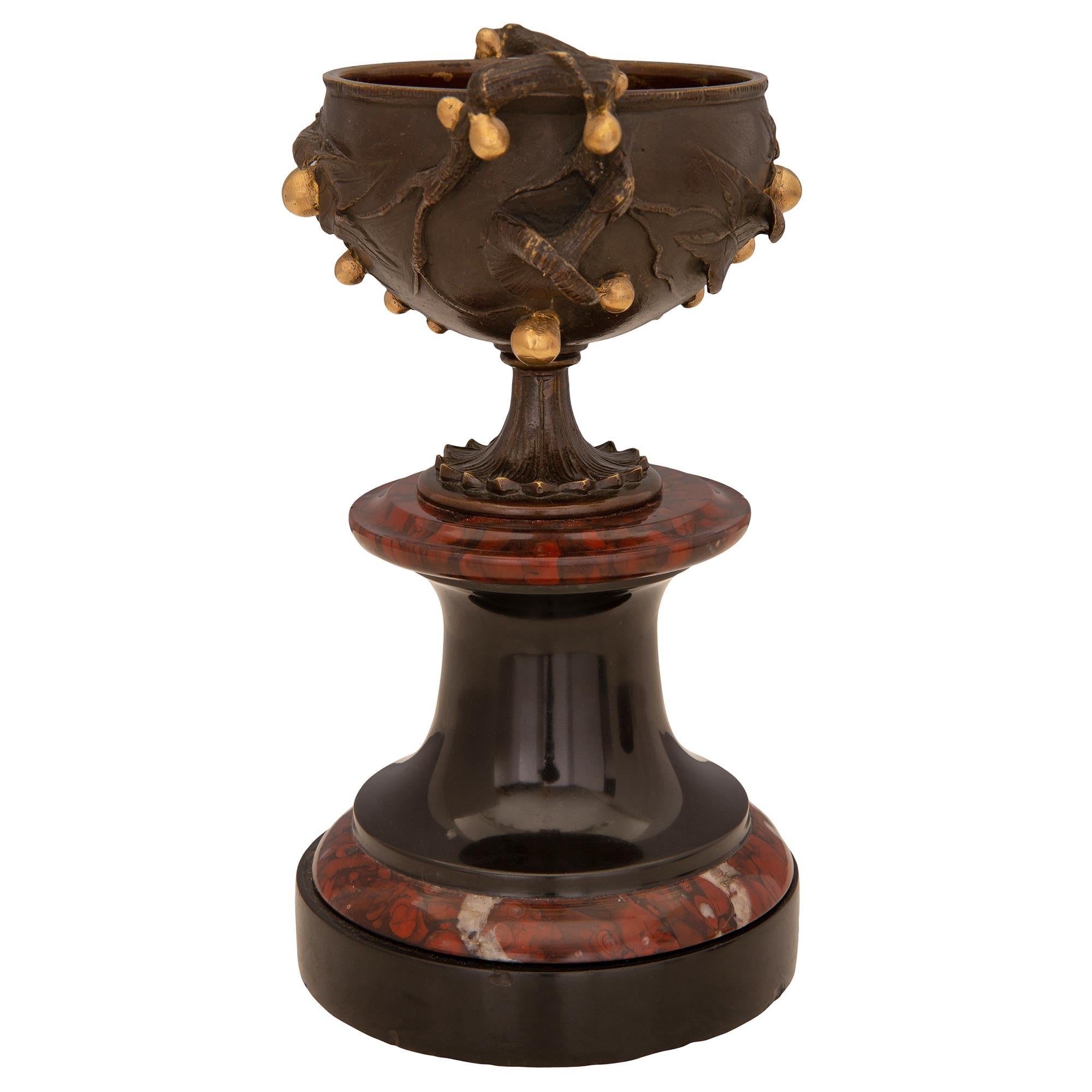 Patiné Paire de tazzas de la Renaissance du 19ème siècle en bronze, bronze doré et marbre en vente