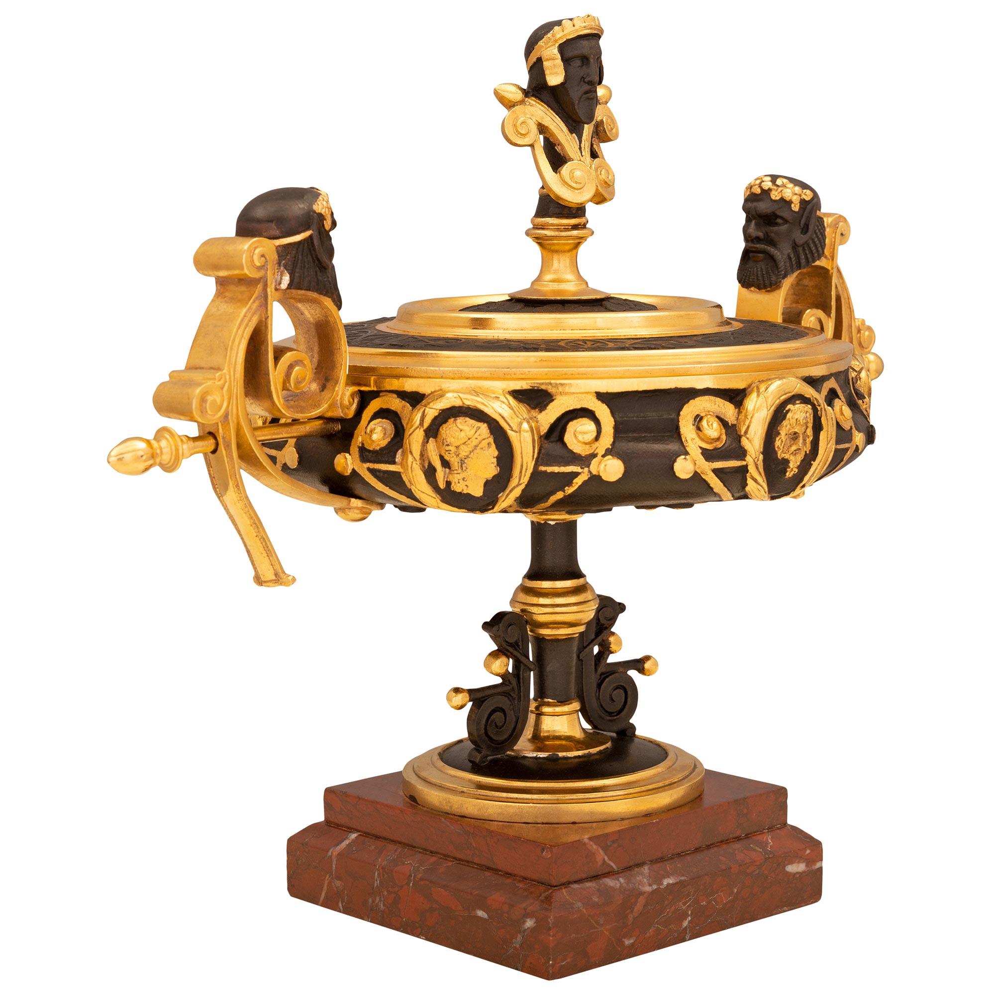 Patiné Paire de tazzas françaises de la Renaissance du 19ème siècle en bronze, bronze doré et marbre en vente