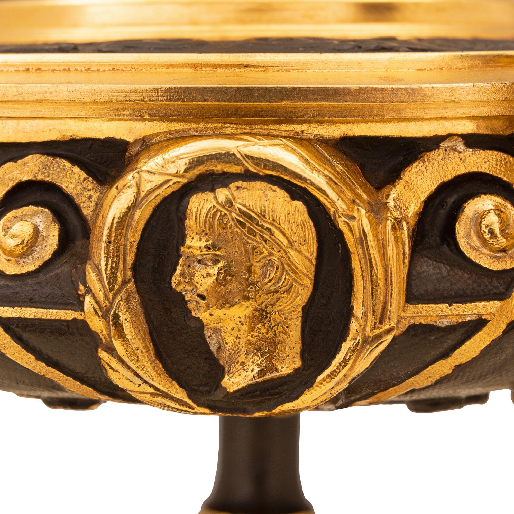 Paar französische Tazzas aus Bronze, Goldbronze und Marmor aus der Renaissance des 19. Jahrhunderts im Angebot 1