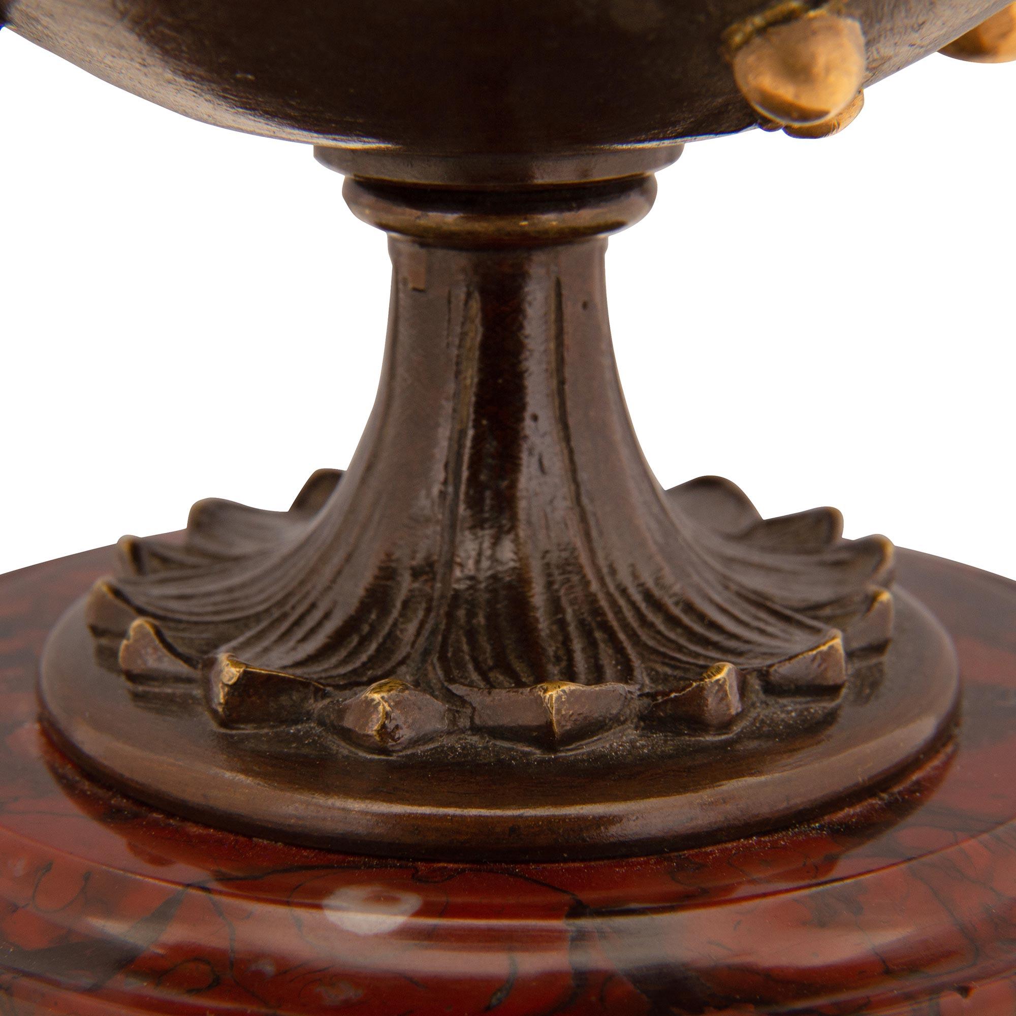 Paire de tazzas de la Renaissance du 19ème siècle en bronze, bronze doré et marbre en vente 1