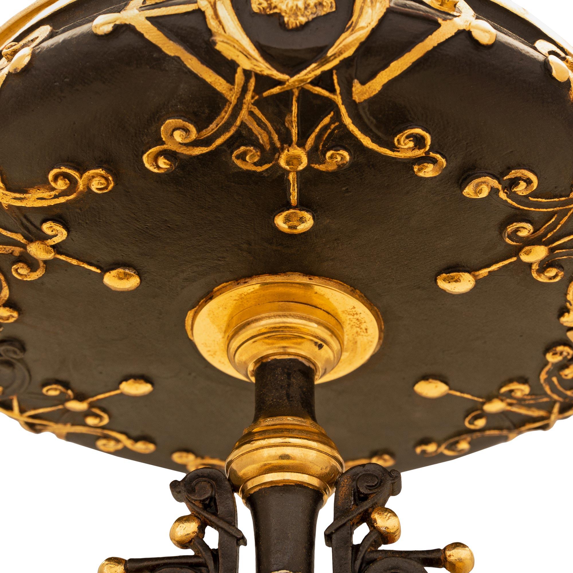 Paire de tazzas françaises de la Renaissance du 19ème siècle en bronze, bronze doré et marbre en vente 1