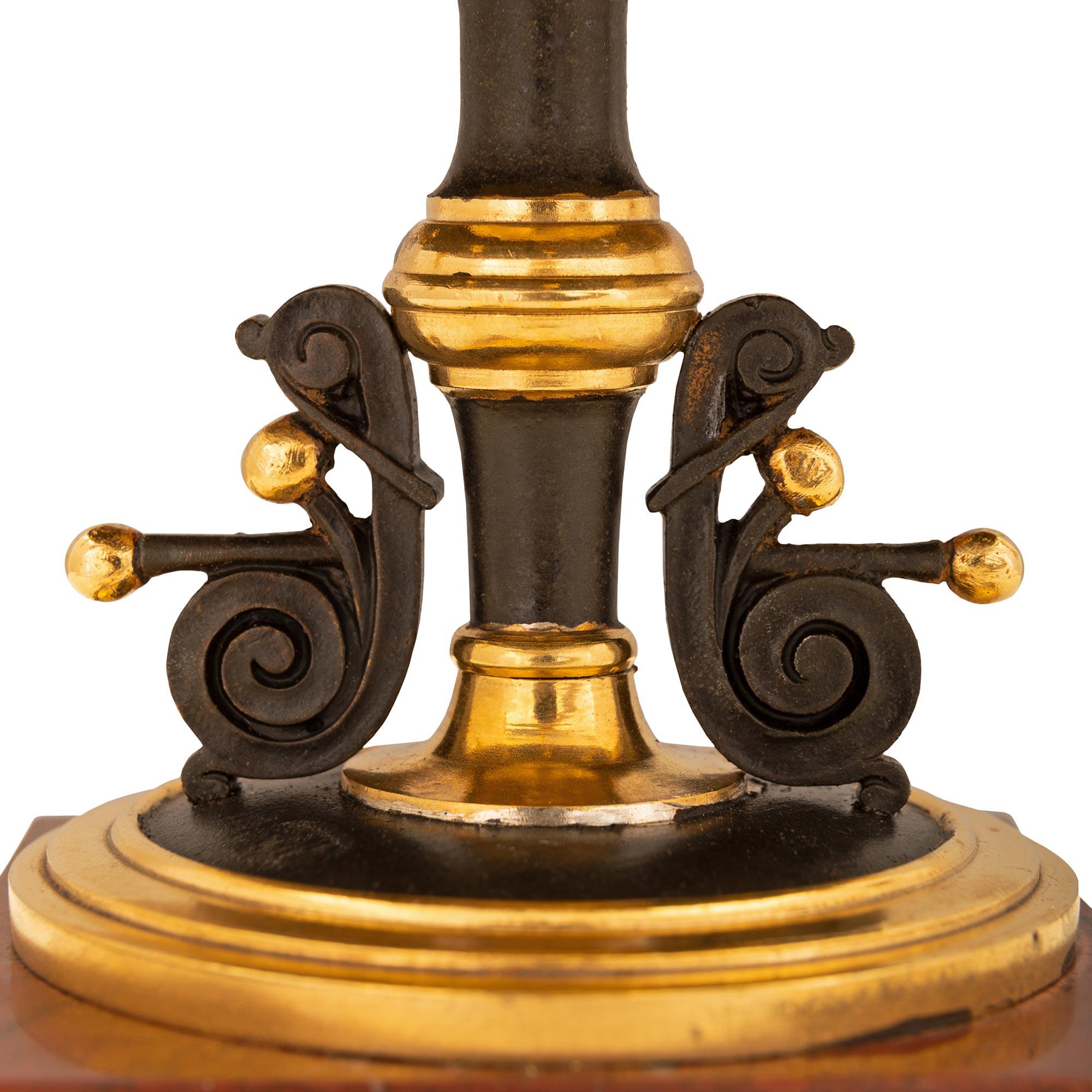 Paire de tazzas françaises de la Renaissance du 19ème siècle en bronze, bronze doré et marbre en vente 2
