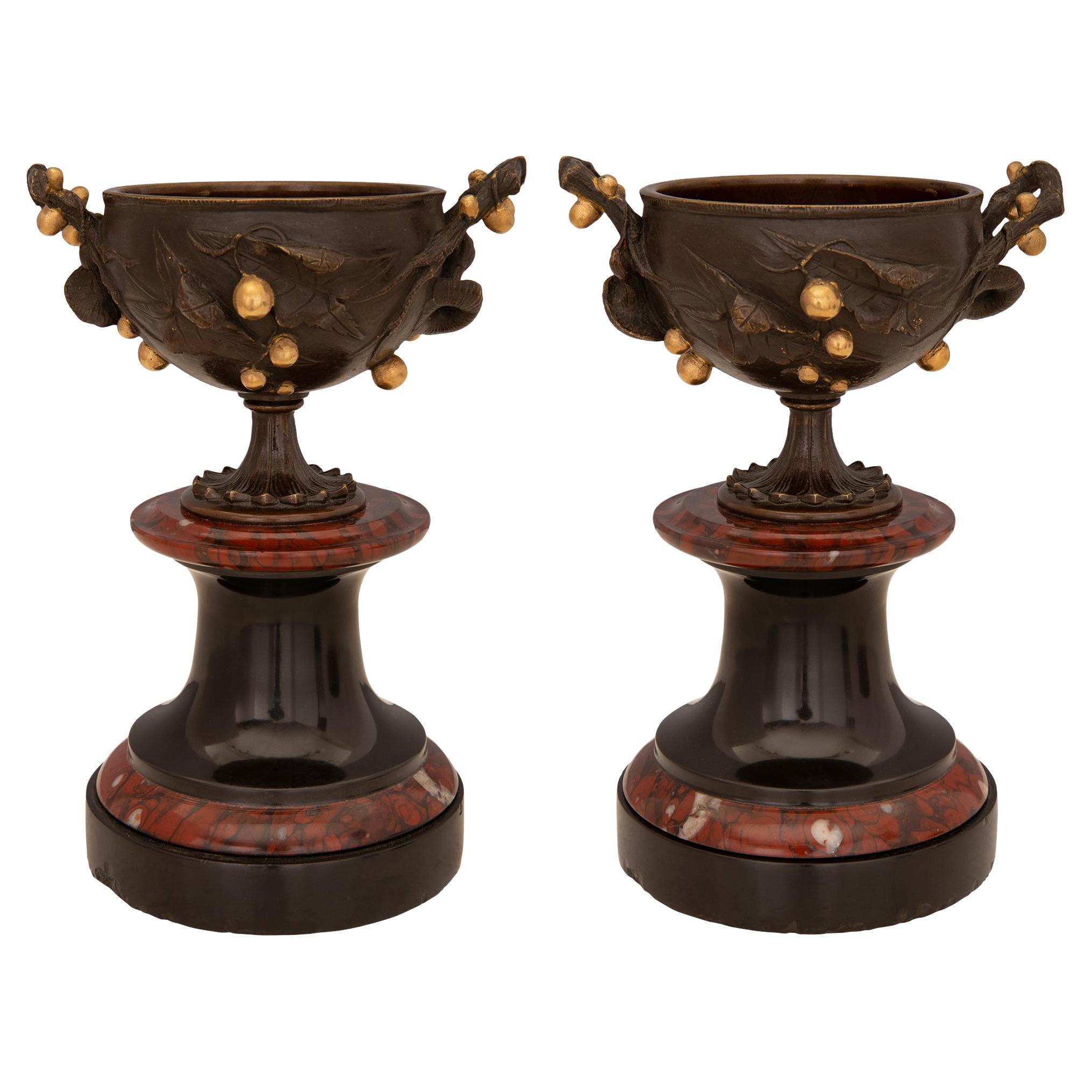 Paire de tazzas de la Renaissance du 19ème siècle en bronze, bronze doré et marbre en vente