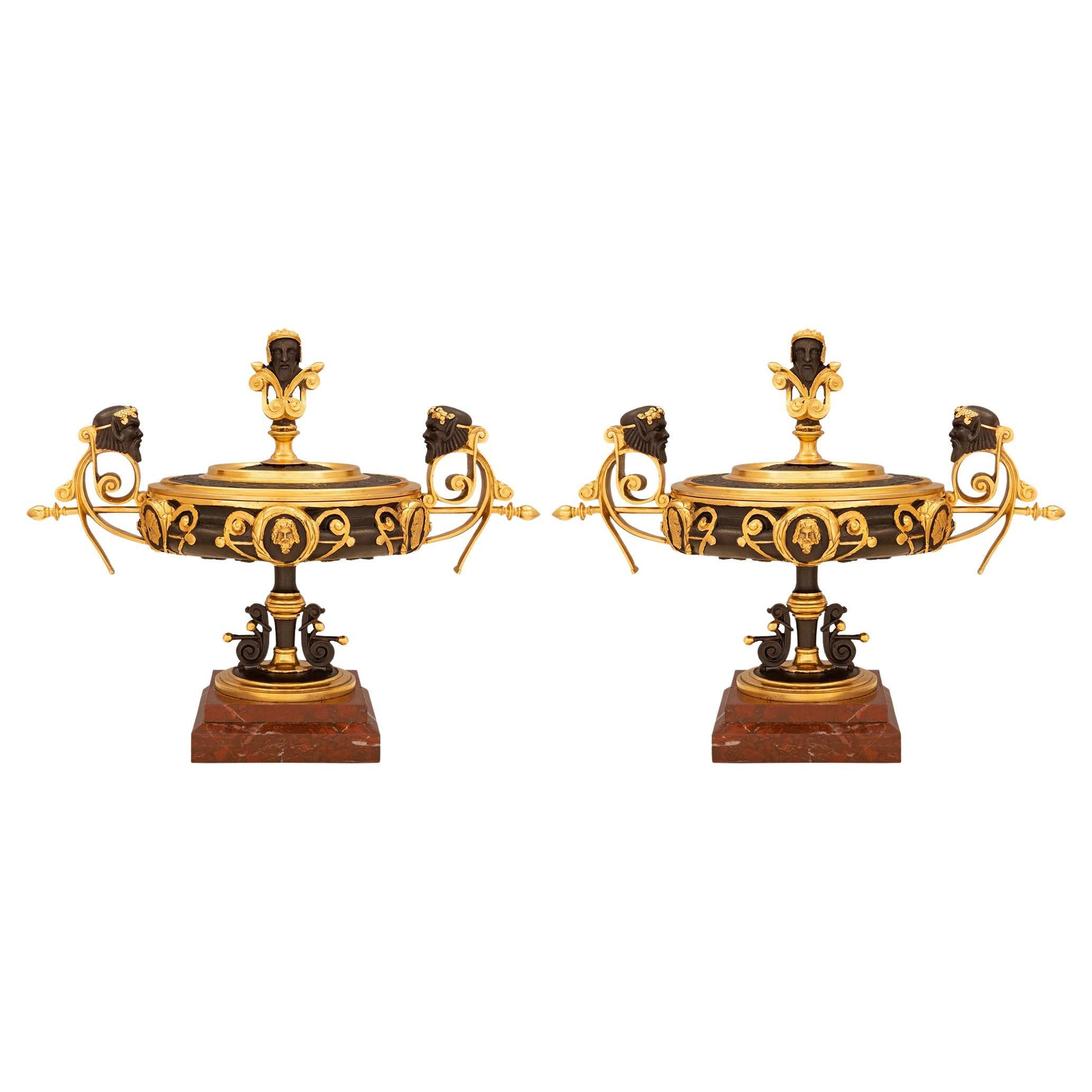 Paire de tazzas françaises de la Renaissance du 19ème siècle en bronze, bronze doré et marbre
