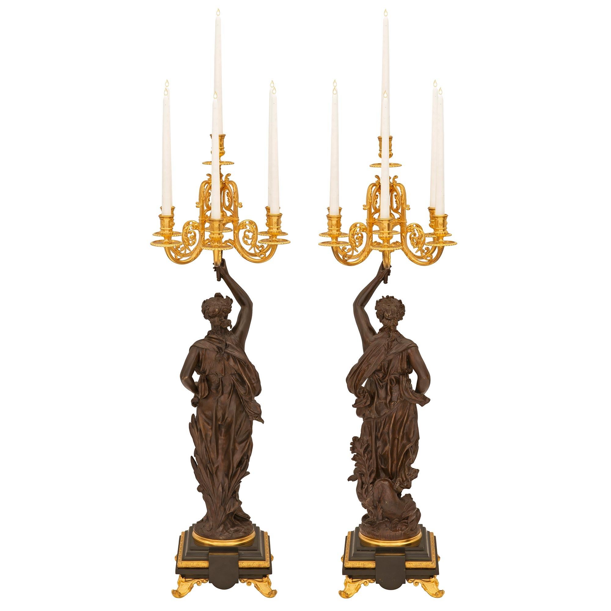 Paar französische Renaissance-Kandelaber aus Bronze, Goldbronze und Marmor aus dem 19. Jahrhundert (Patiniert) im Angebot