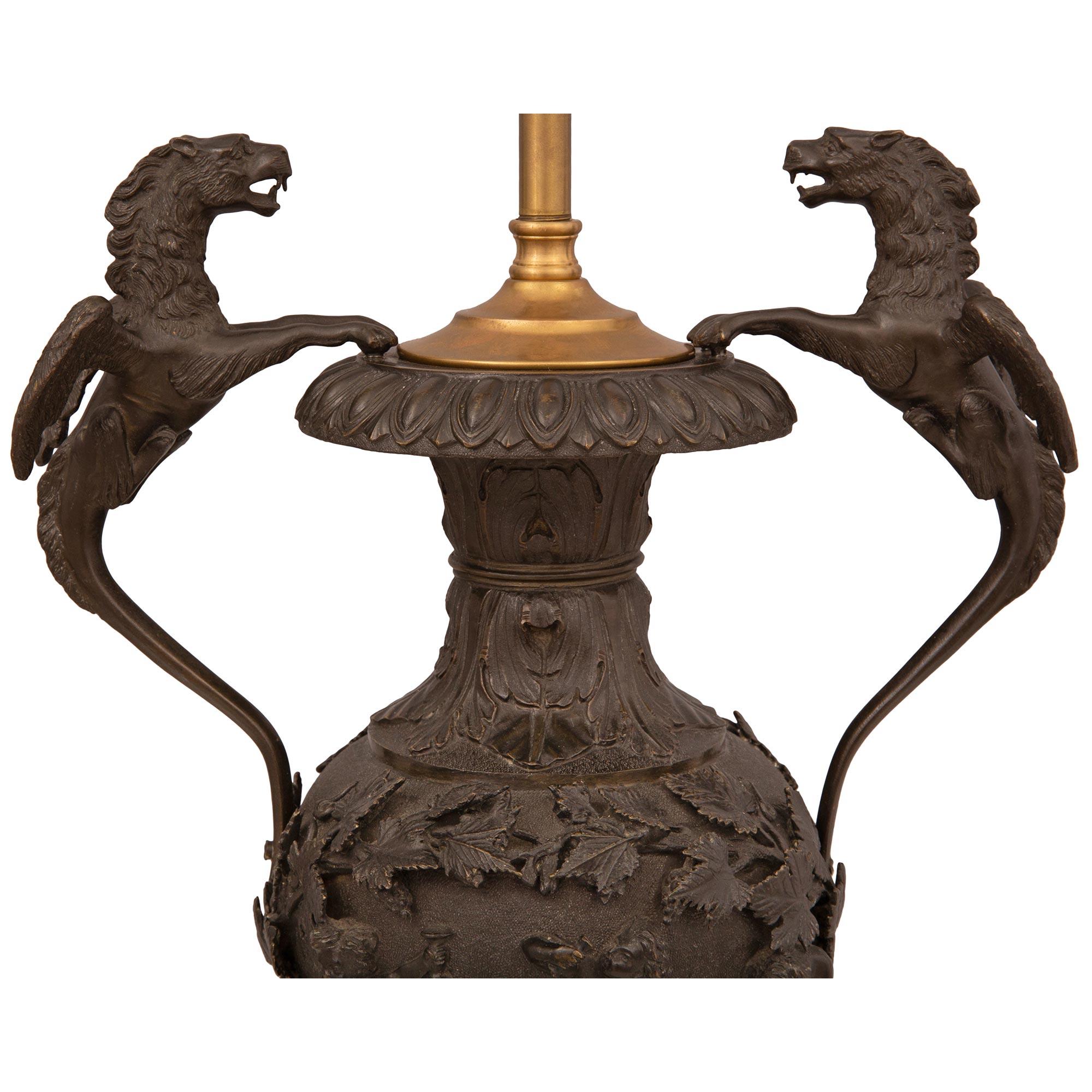 Patiné Paire d'urnes en bronze de style Renaissance française du 19ème siècle montées en lampes en vente