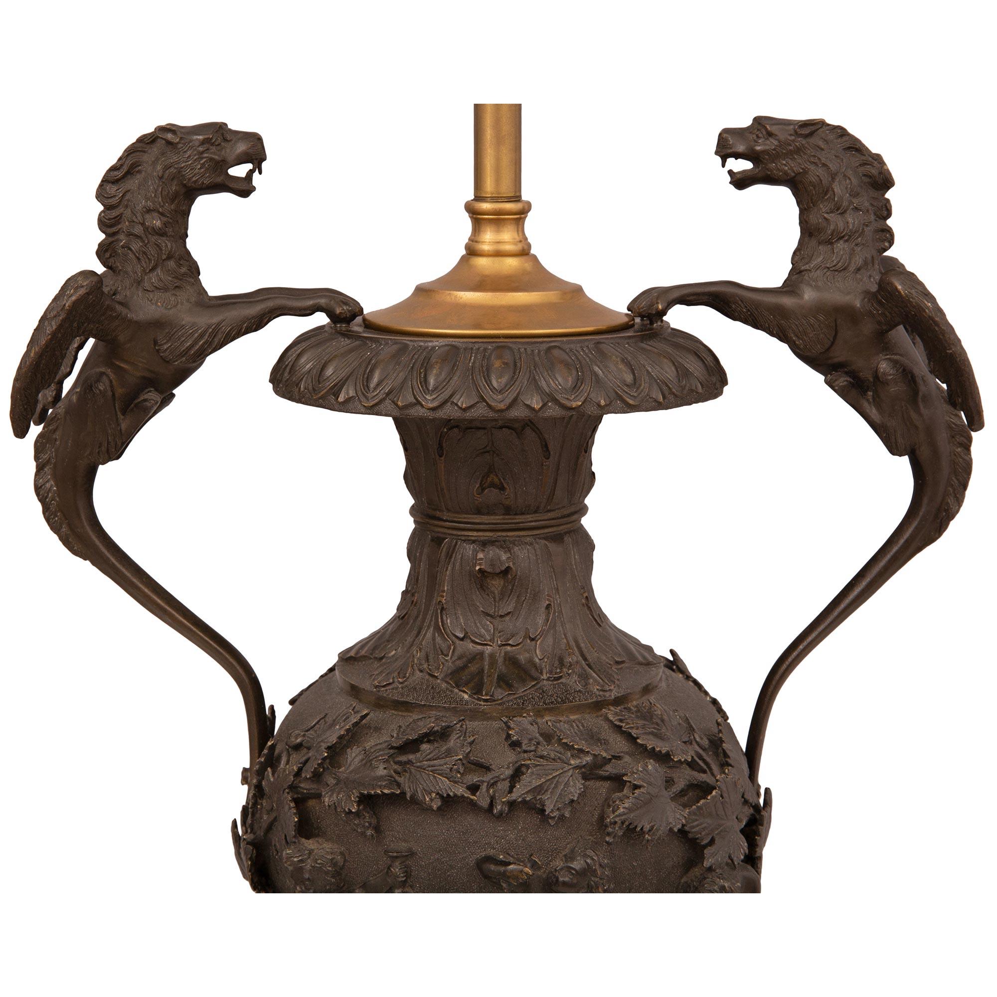 Francese Coppia di urne in bronzo rinascimentali francesi del XIX secolo montate su lampade in vendita