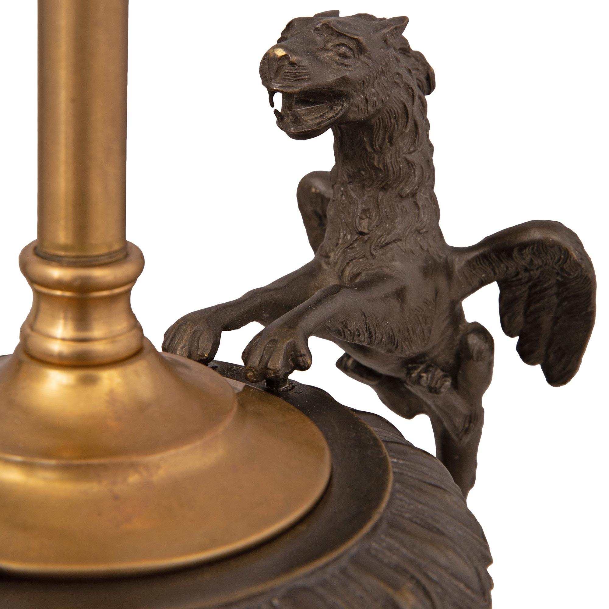 Patinato Coppia di urne in bronzo rinascimentali francesi del XIX secolo montate su lampade in vendita