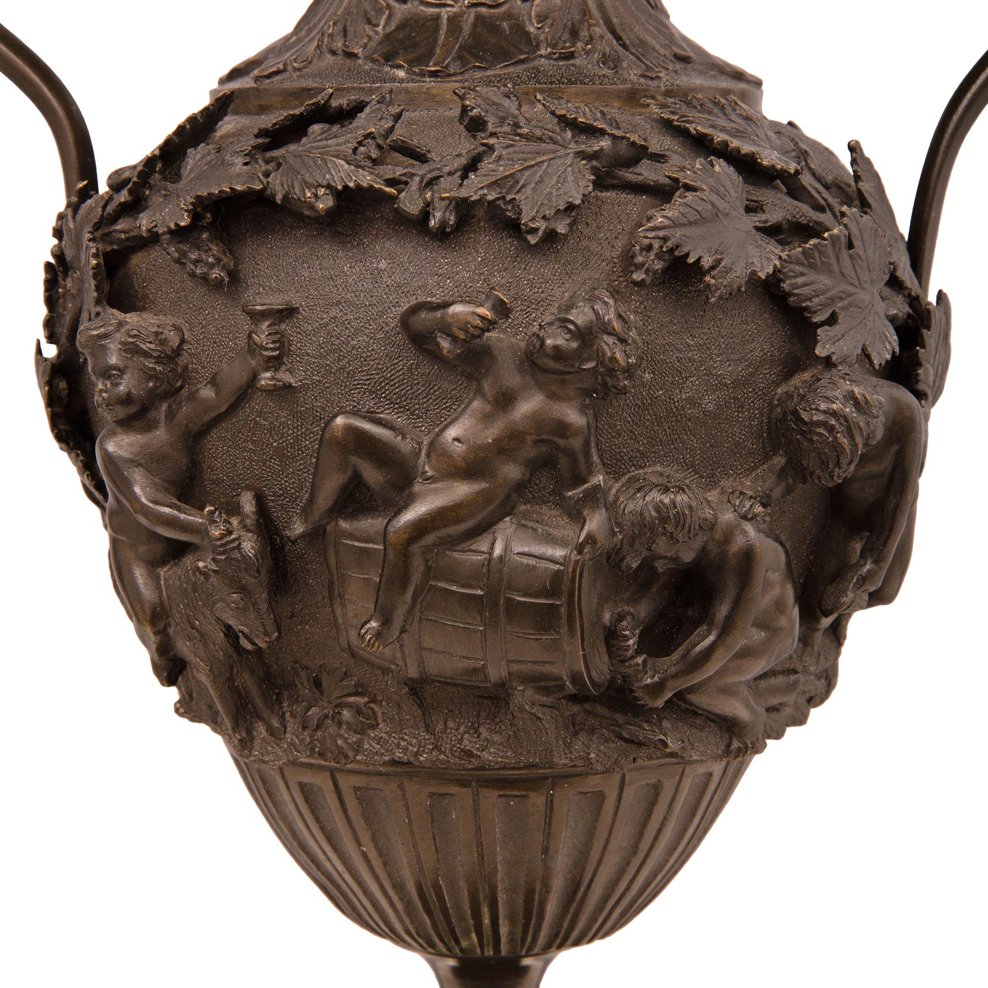 XIXe siècle Paire d'urnes en bronze de style Renaissance française du 19ème siècle montées en lampes en vente