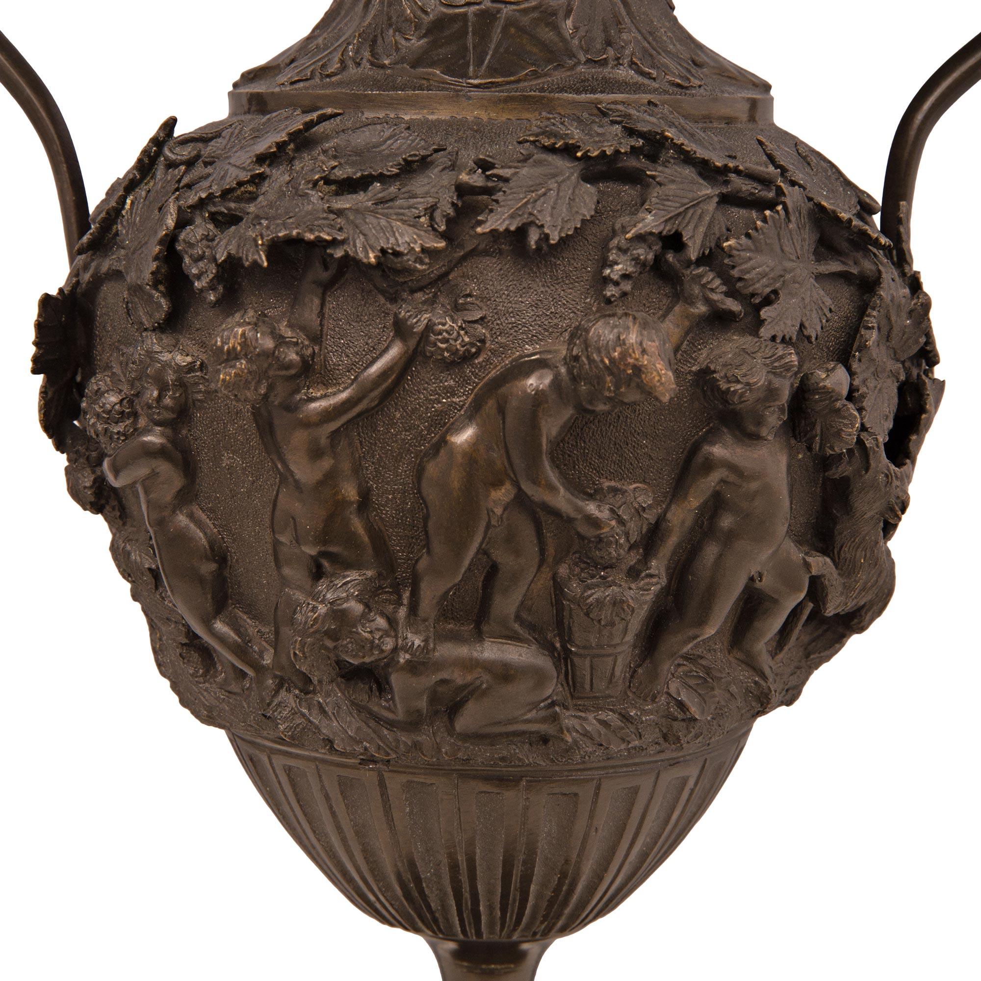 Bronze Paire d'urnes en bronze de style Renaissance française du 19ème siècle montées en lampes en vente