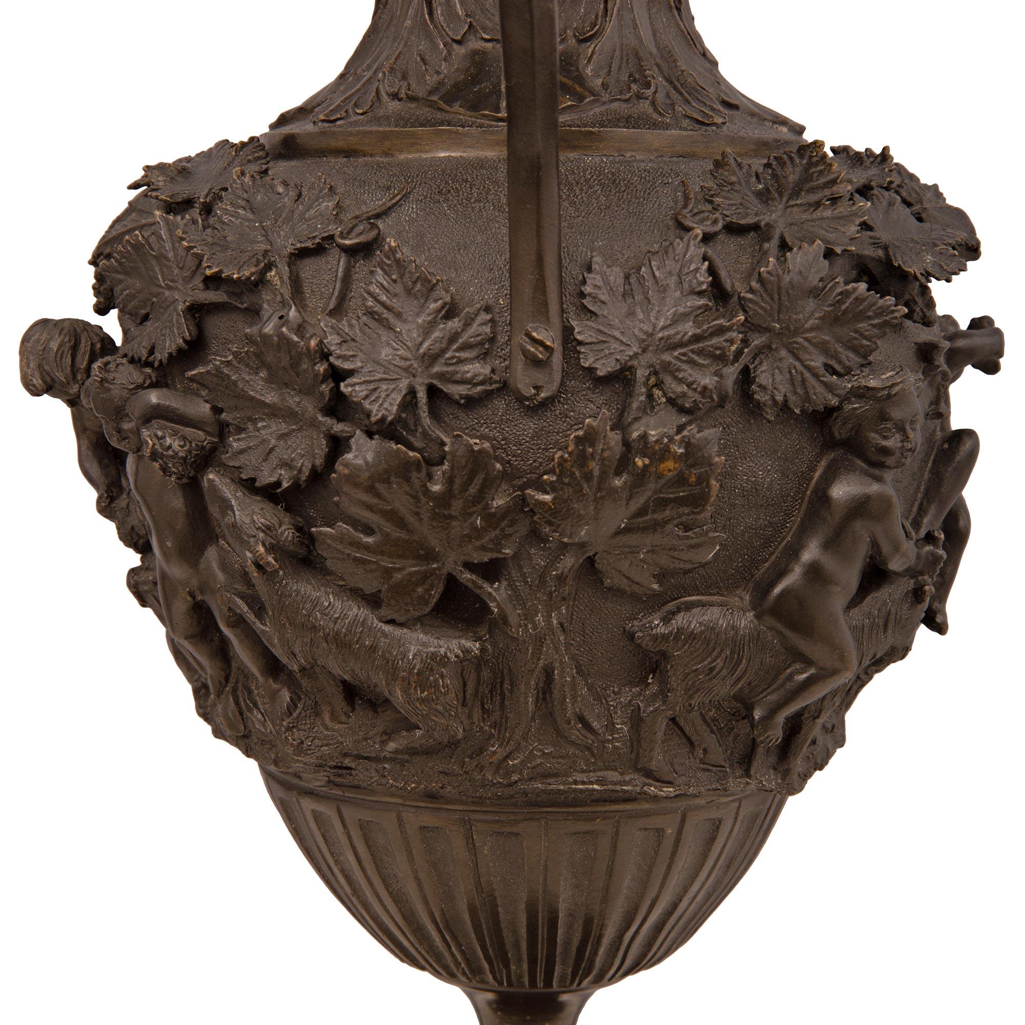 Paire d'urnes en bronze de style Renaissance française du 19ème siècle montées en lampes en vente 1