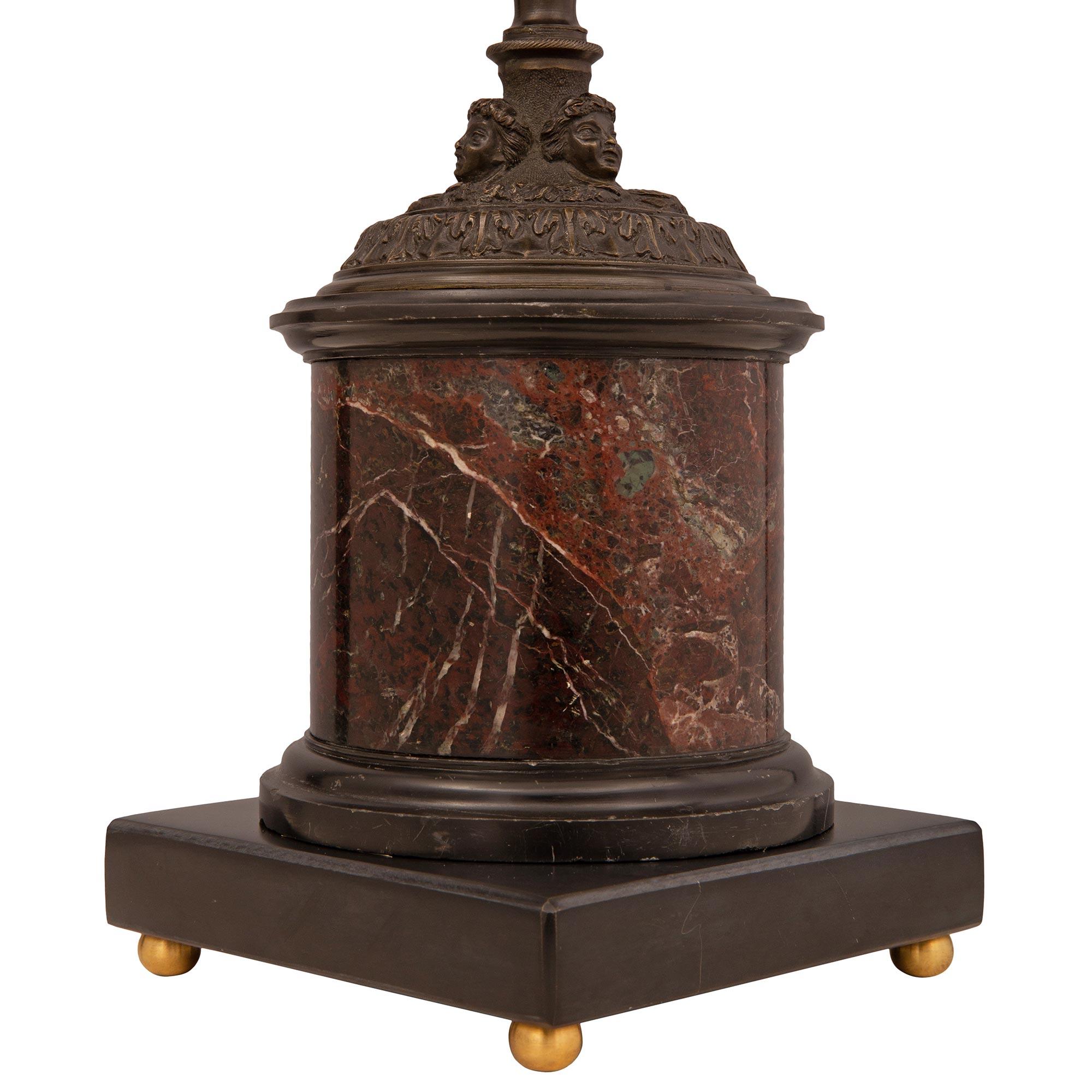 Paire d'urnes en bronze de style Renaissance française du 19ème siècle montées en lampes en vente 2