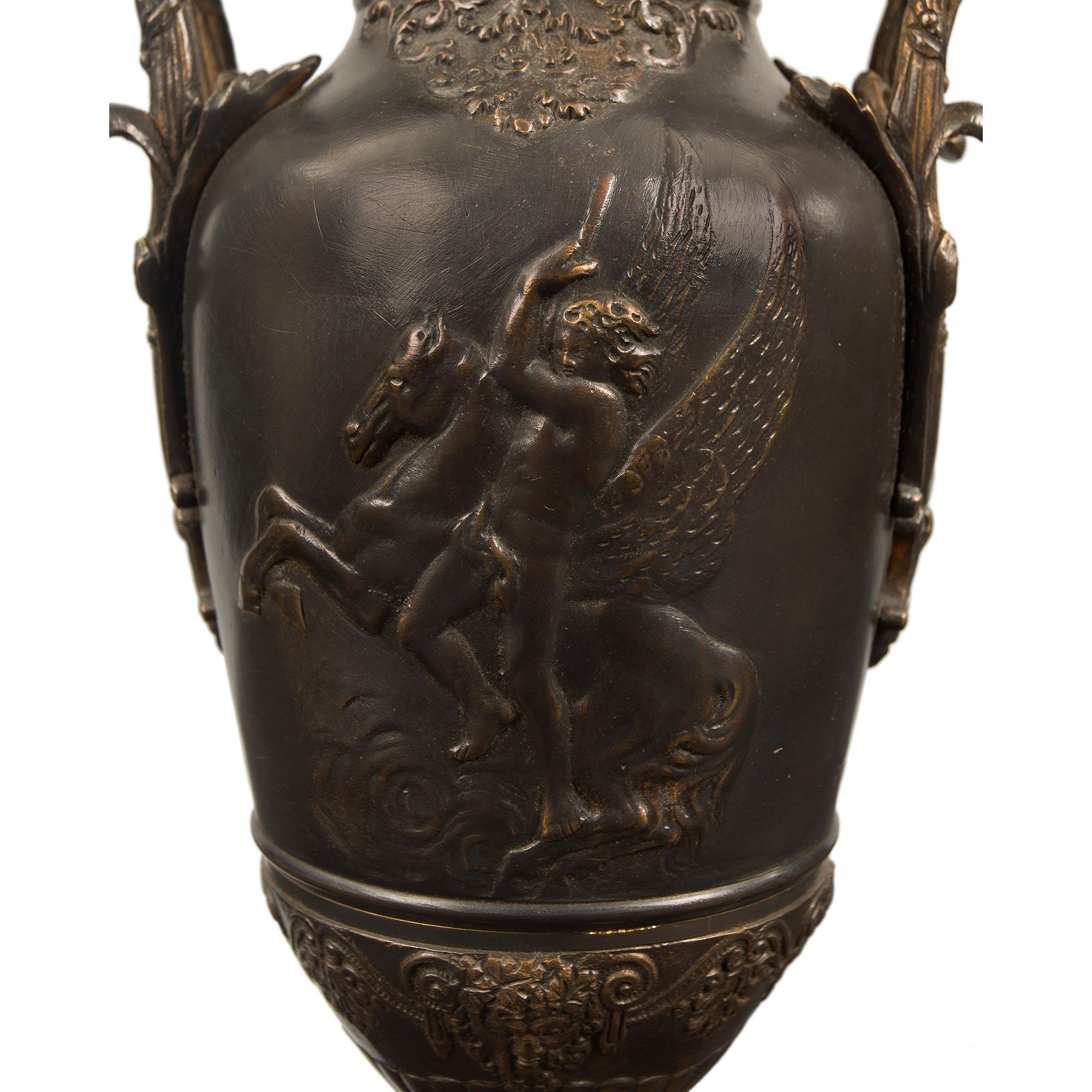 Patinato Coppia di urne in bronzo rinascimentali francesi del XIX secolo, firmate Leon Boucher in vendita