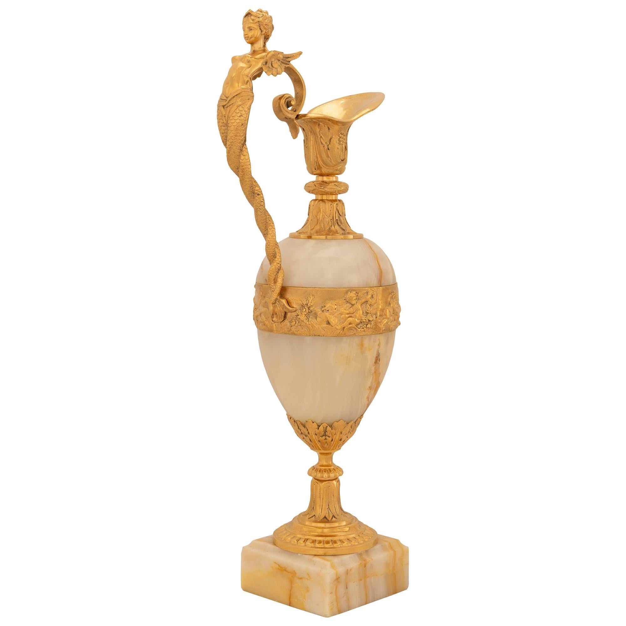 Français Paire d'urnes et d'aiguières en onyx et bronze doré de la Renaissance française du XIXe siècle en vente