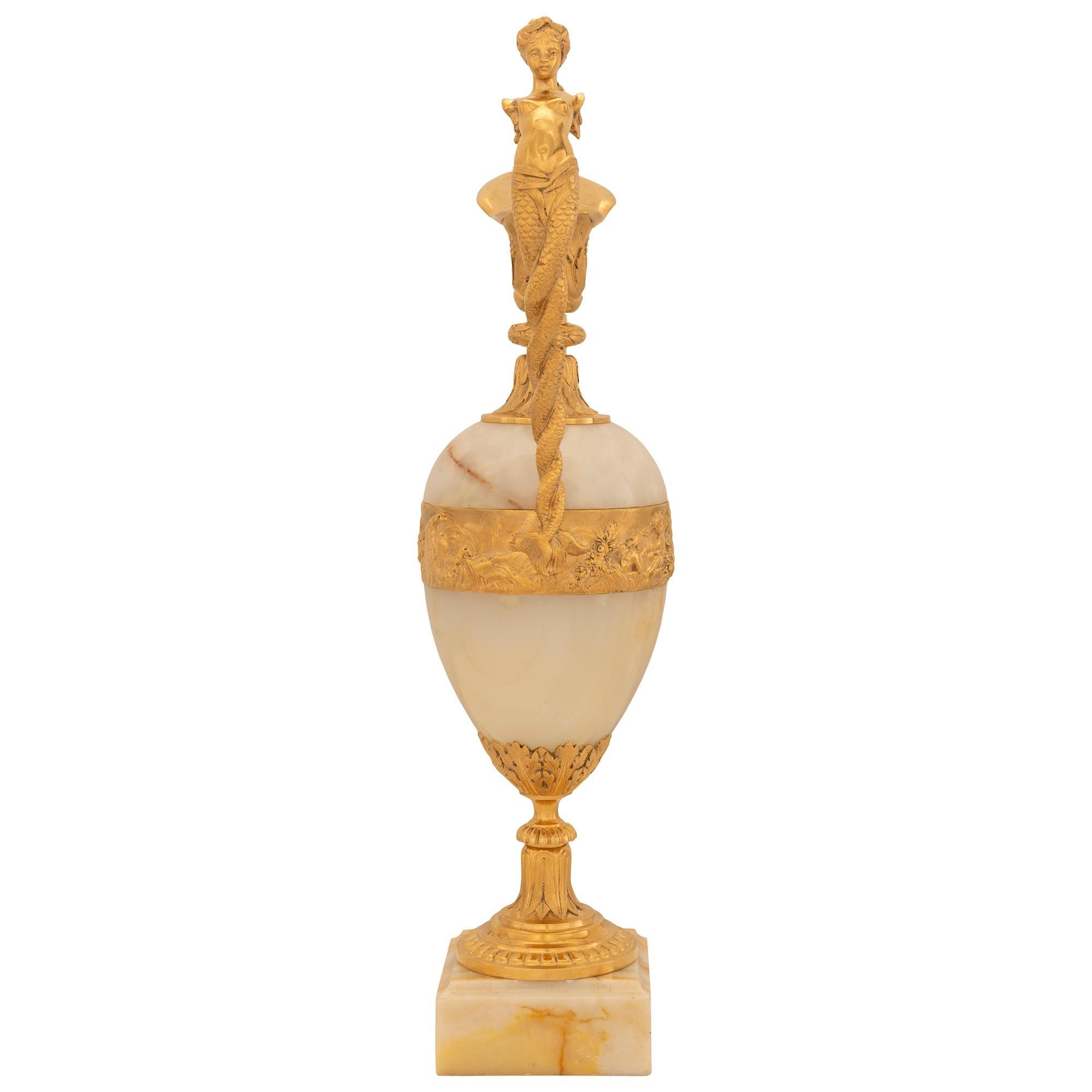 Paire d'urnes et d'aiguières en onyx et bronze doré de la Renaissance française du XIXe siècle Bon état - En vente à West Palm Beach, FL
