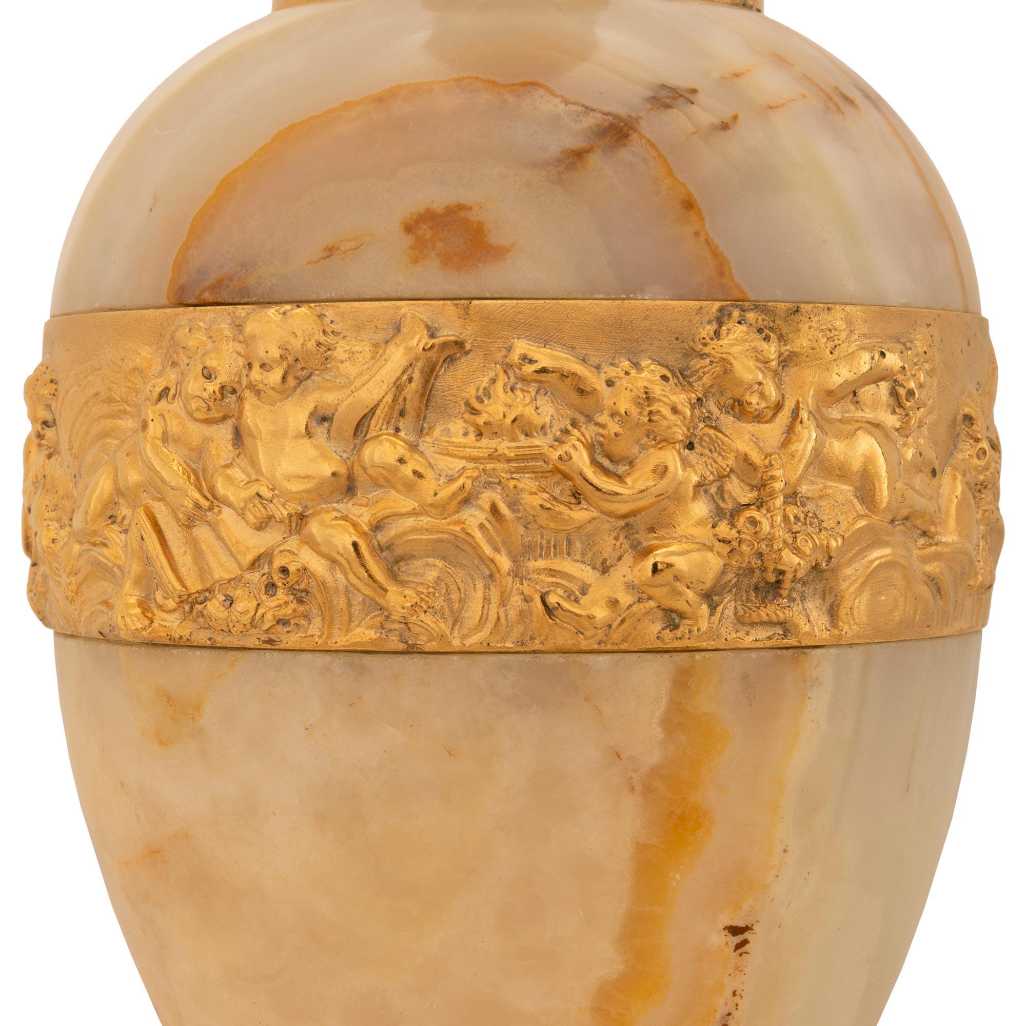 Paire d'urnes et d'aiguières en onyx et bronze doré de la Renaissance française du XIXe siècle en vente 1