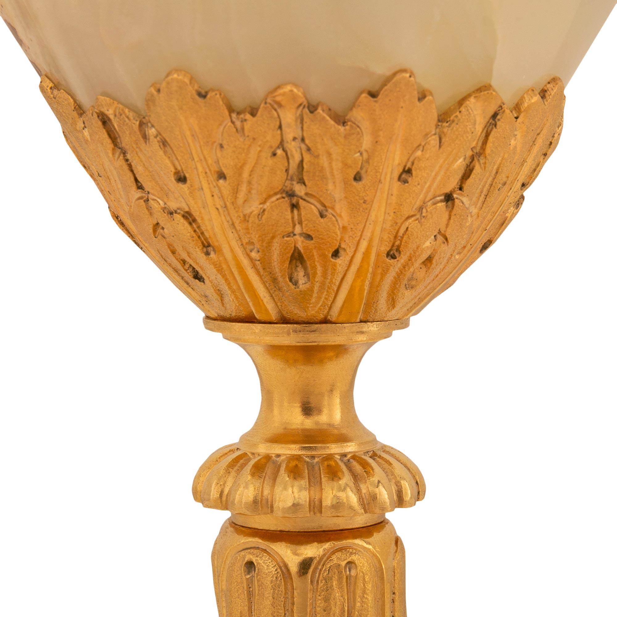 Paire d'urnes et d'aiguières en onyx et bronze doré de la Renaissance française du XIXe siècle en vente 2