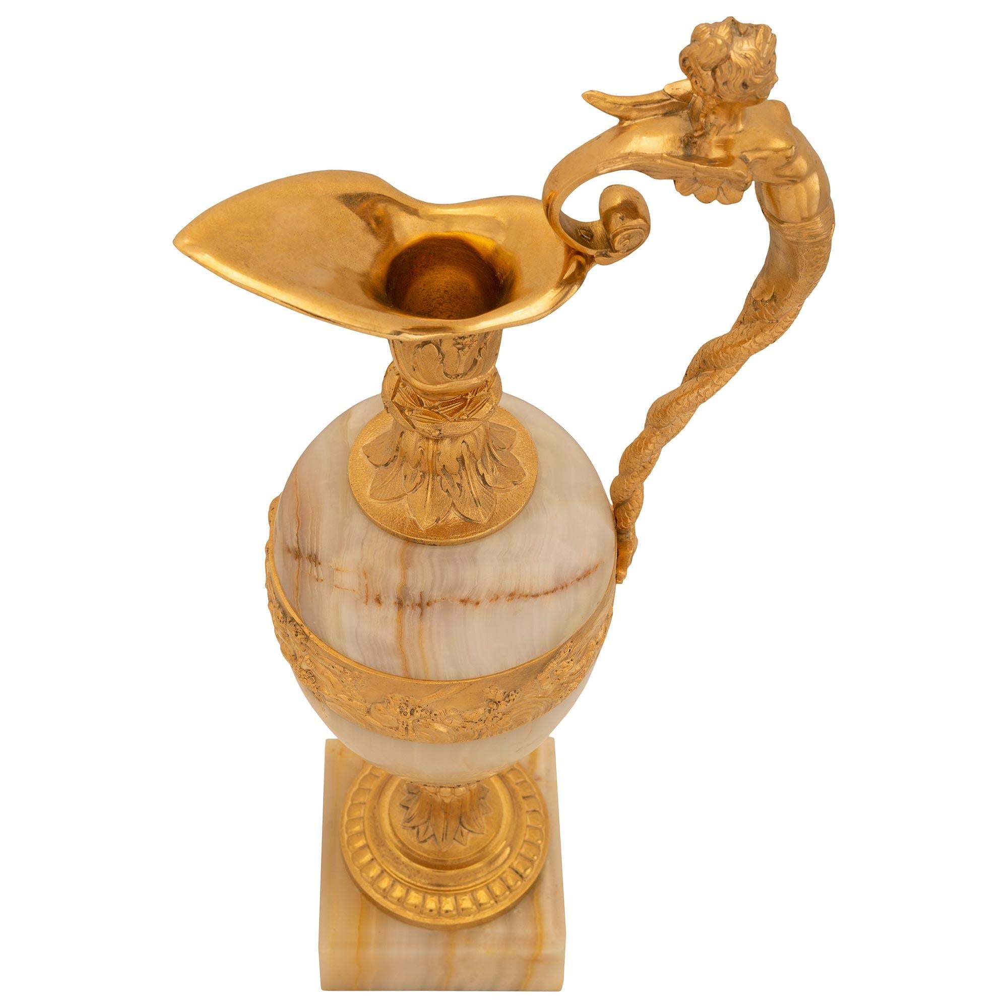 Paire d'urnes et d'aiguières en onyx et bronze doré de la Renaissance française du XIXe siècle en vente 4