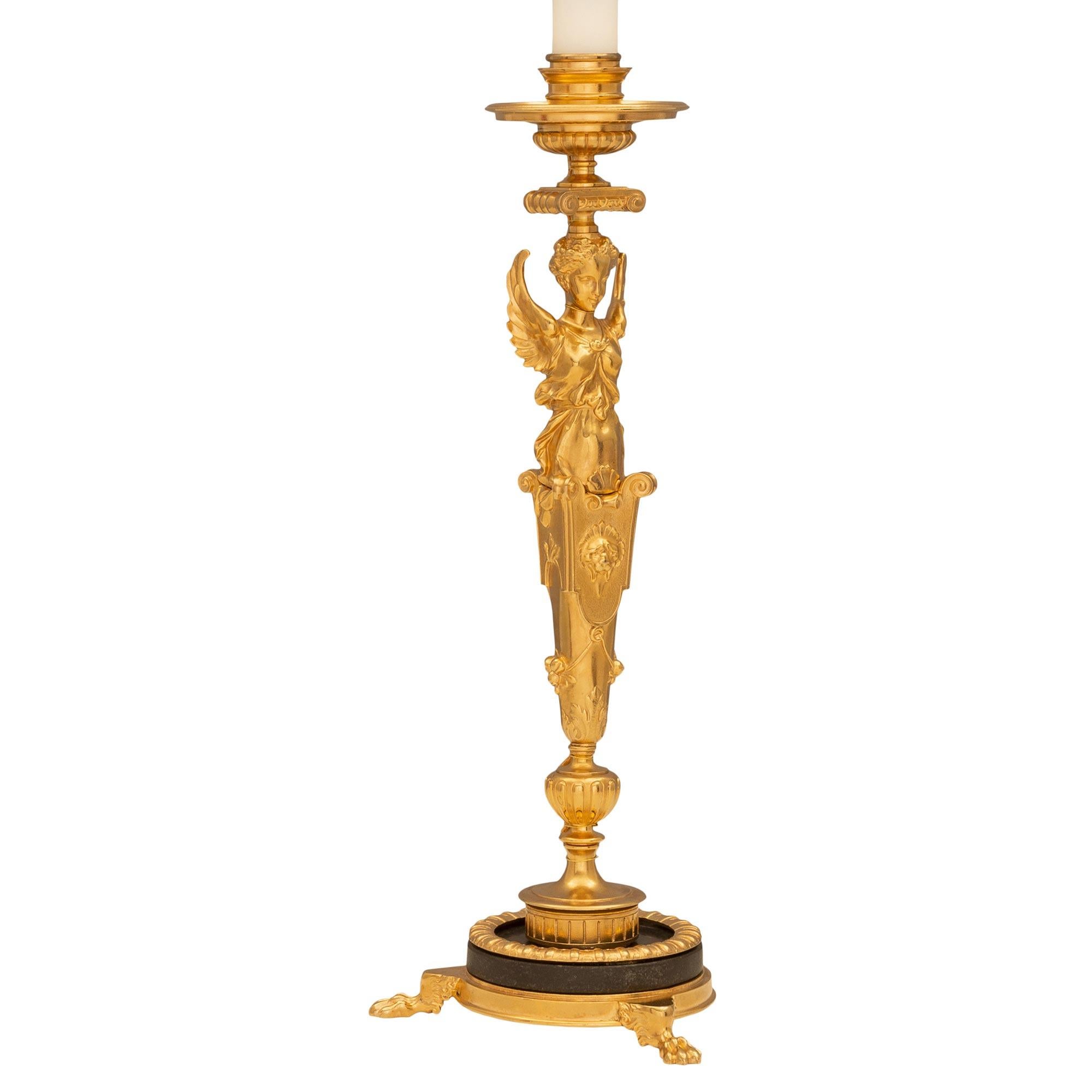 Paire de lampes-chandeliers en bronze patiné et bronze doré de style Renaissance française du 19e siècle. Chaque lampe est surélevée par une fine base circulaire avec un beau dessin moucheté, trois beaux pieds en patte, un support en bronze patiné