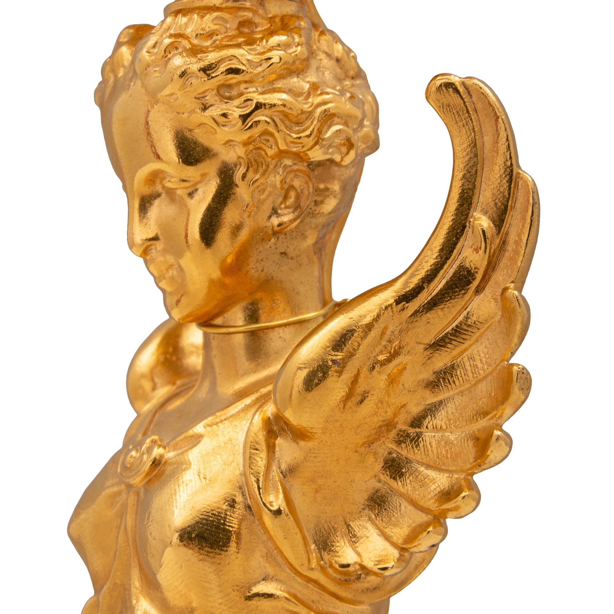 XIXe siècle Paire de bougeoirs français de style Renaissance du 19ème siècle en bronze et ormolu en vente