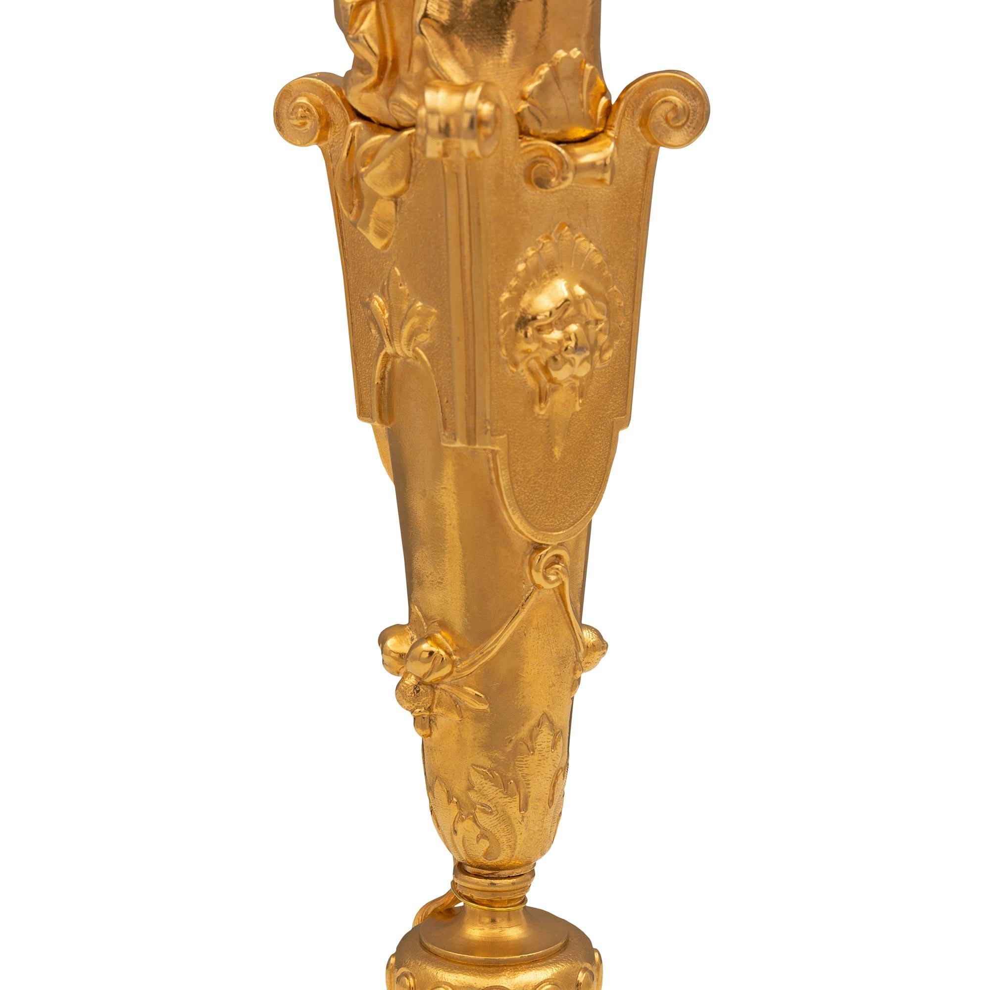 Bronze Paire de bougeoirs français de style Renaissance du 19ème siècle en bronze et ormolu en vente