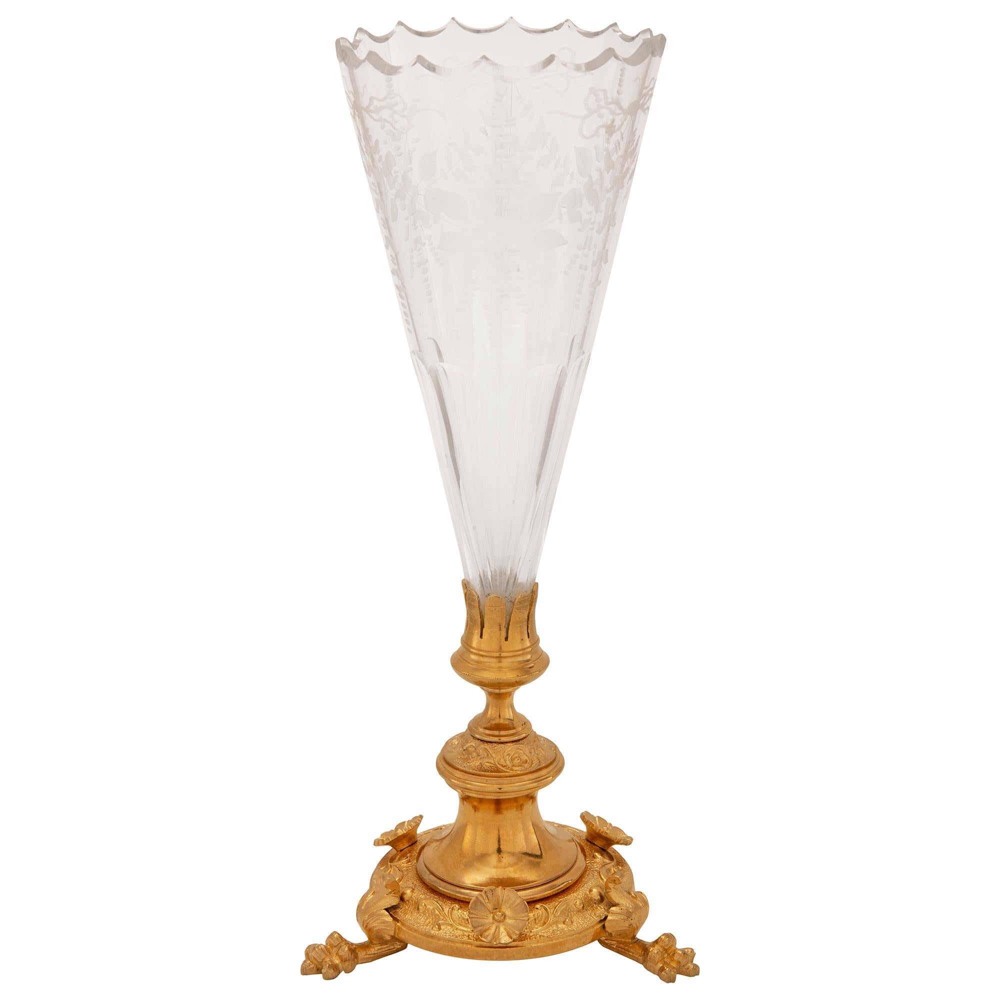 Français Paire de vases en bronze doré et verre gravé de la Renaissance française du XIXe siècle en vente