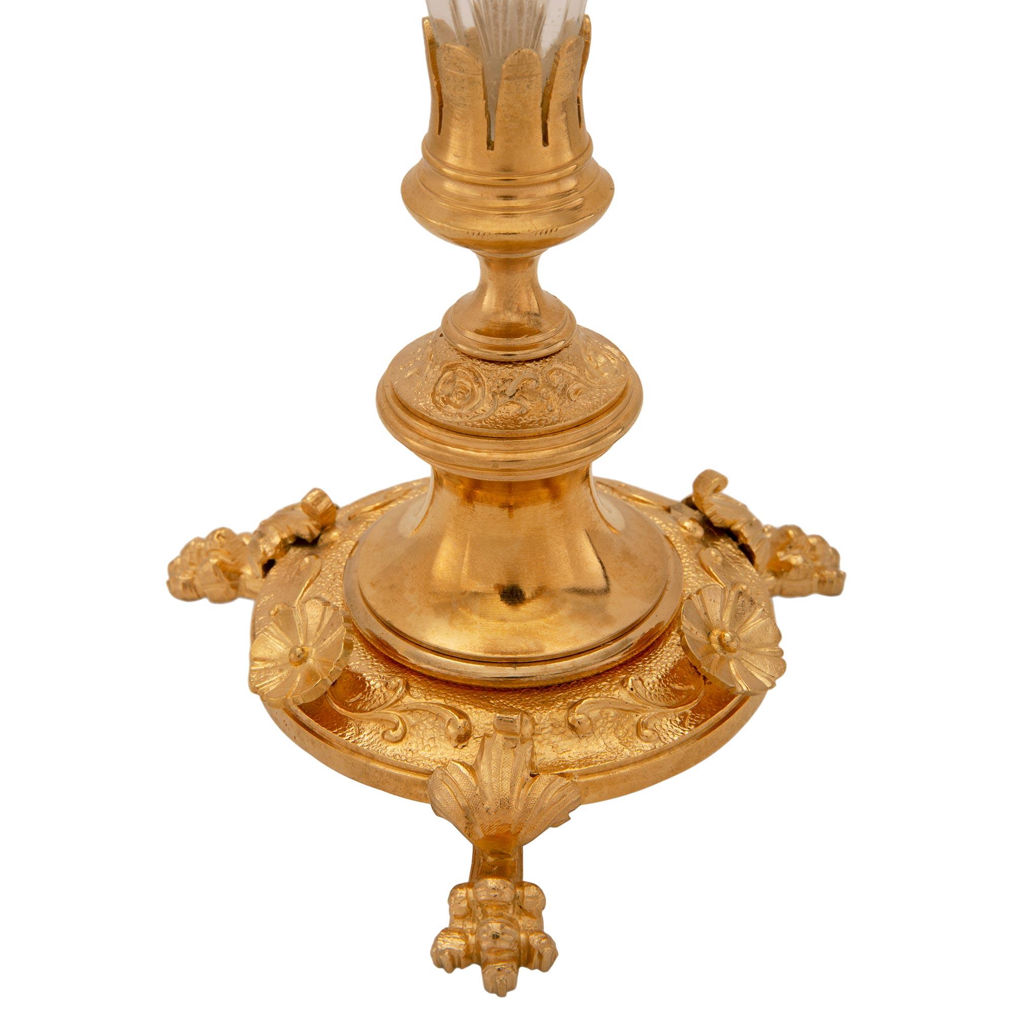Paire de vases en bronze doré et verre gravé de la Renaissance française du XIXe siècle en vente 1