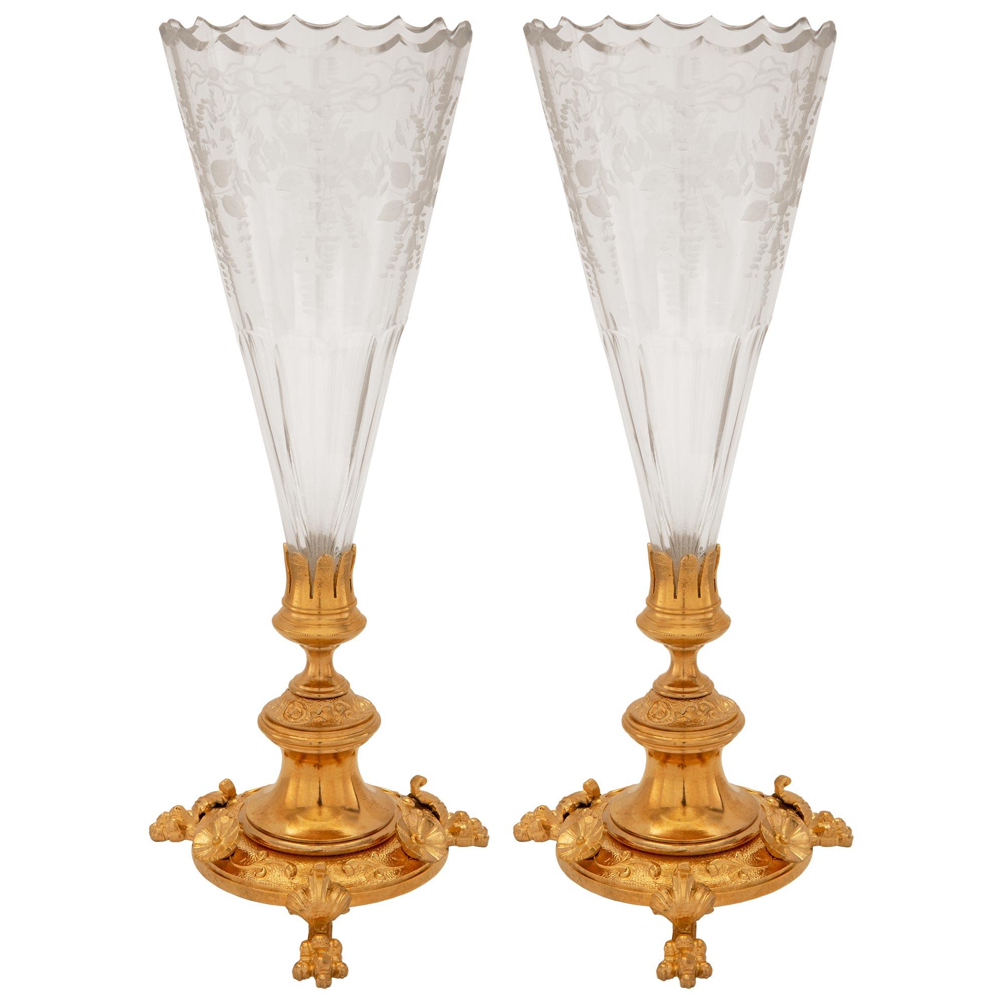 Paire de vases en bronze doré et verre gravé de la Renaissance française du XIXe siècle en vente 2