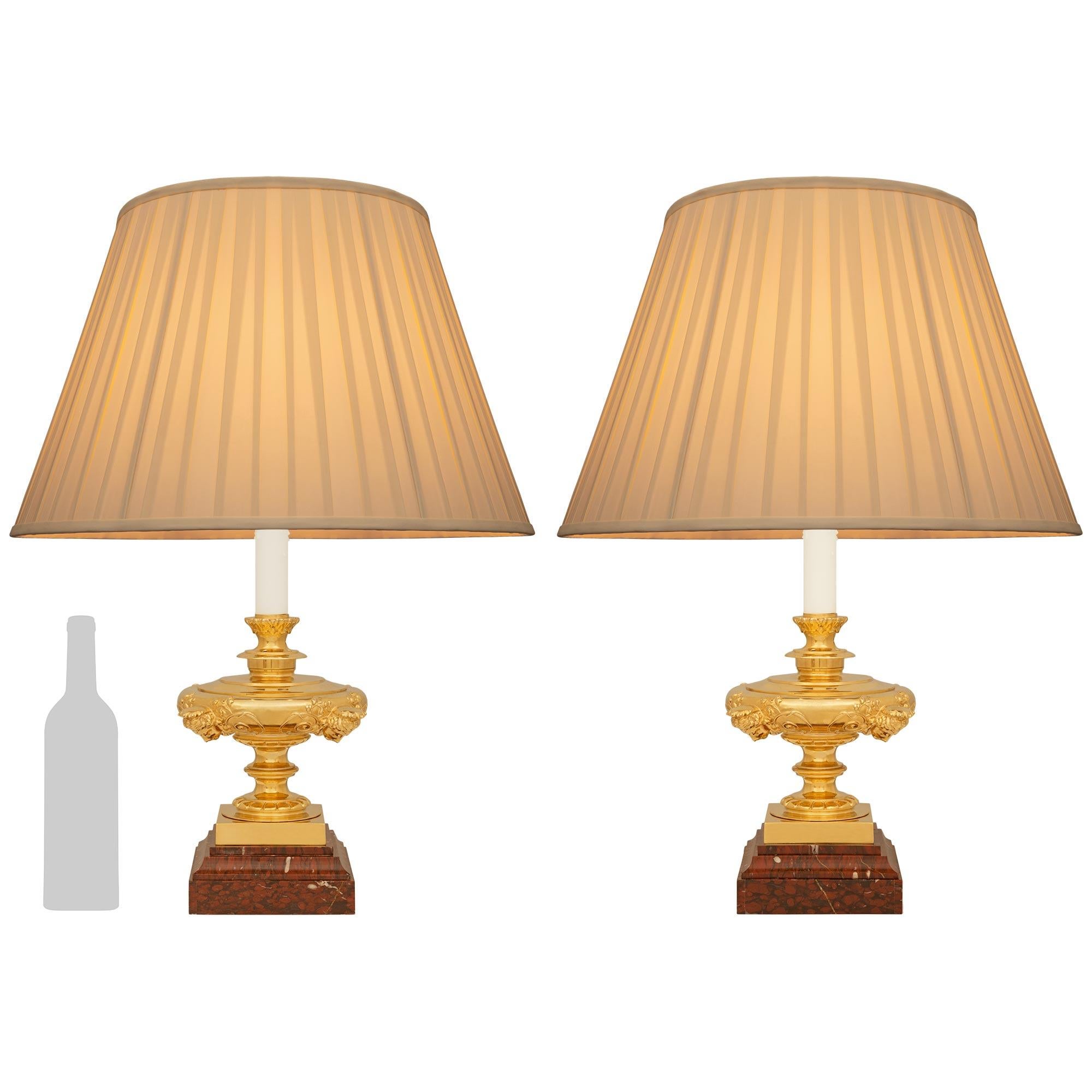 Una bella coppia di lampade francesi del XIX secolo in stile rinascimentale in marmo Ormolu e Rouge Griotte. Ogni splendida urna montata in una lampada è sollevata su una base quadrata in marmo Rouge Griotte con bordi screziati sotto uno zoccolo in