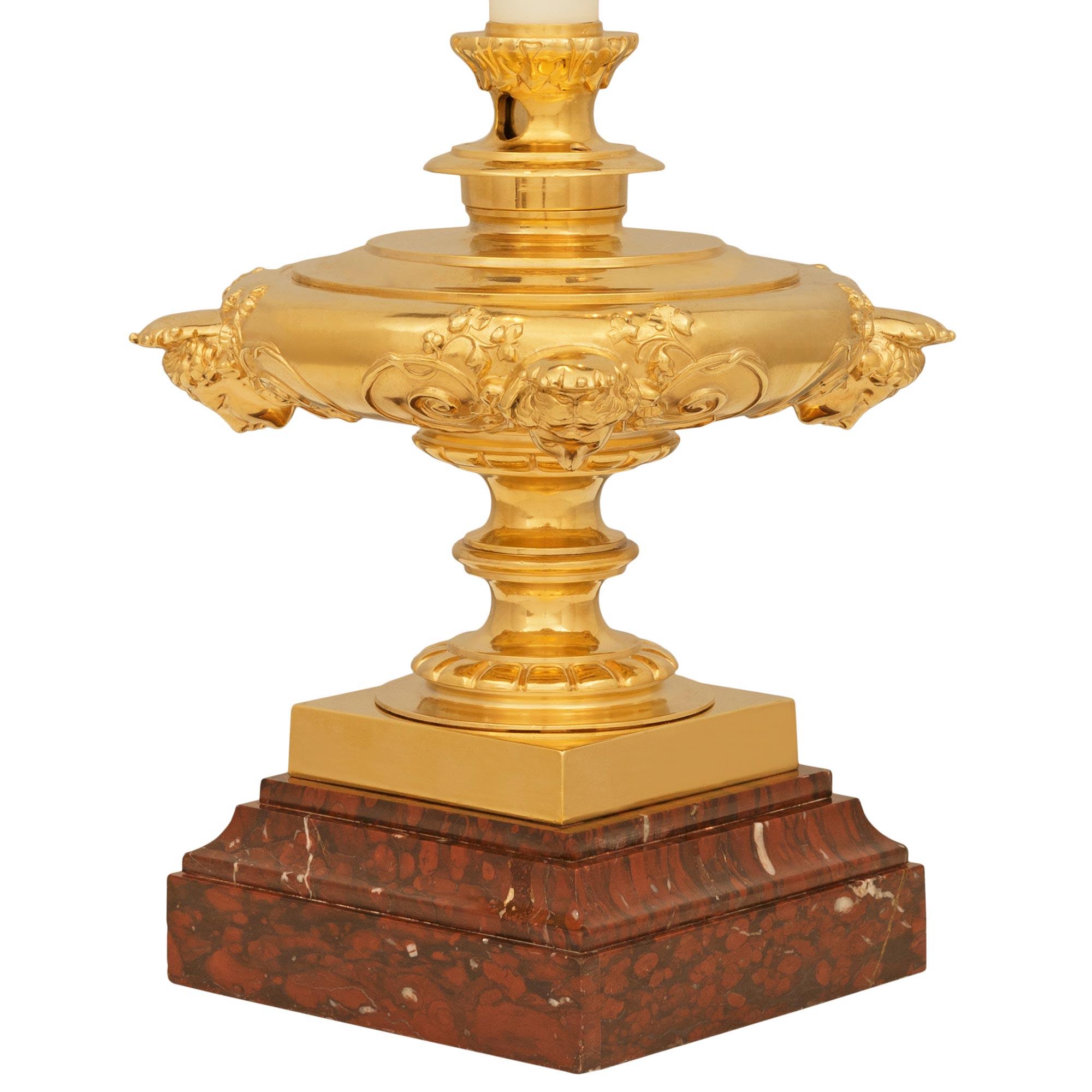 Rinascimento coppia di lampade rinascimentali francesi del XIX secolo in marmo Ormolu e Griotte in vendita