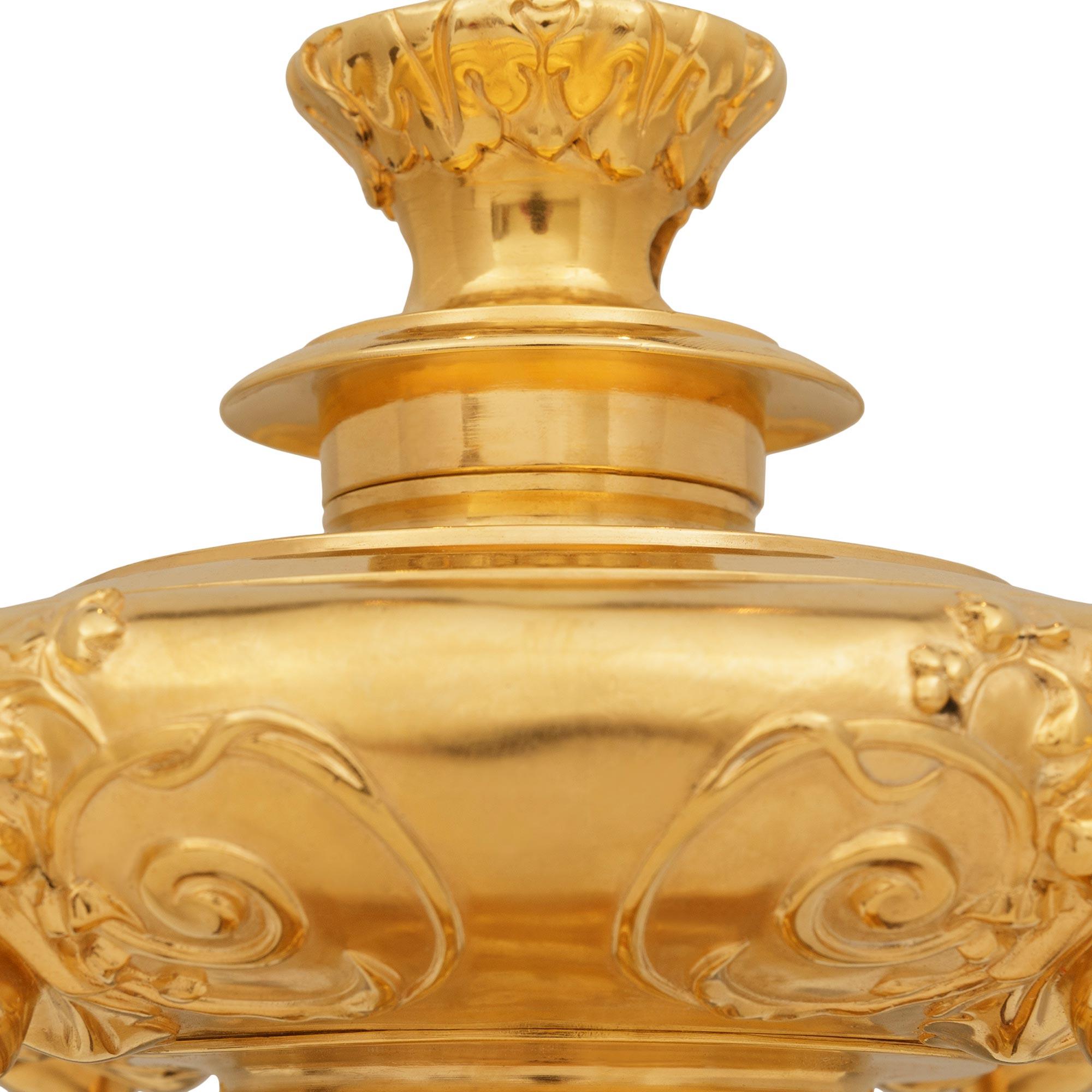 Francese coppia di lampade rinascimentali francesi del XIX secolo in marmo Ormolu e Griotte in vendita