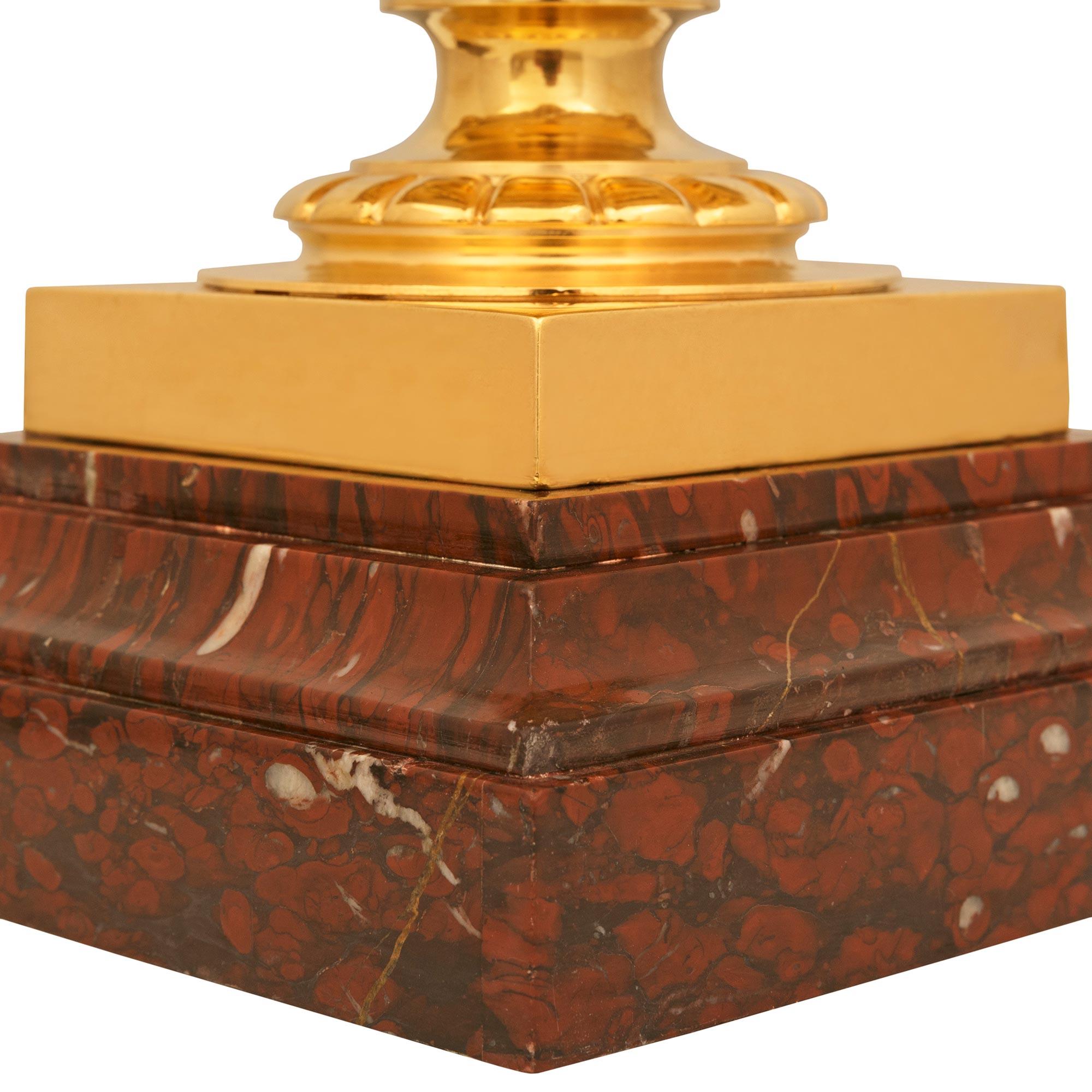 coppia di lampade rinascimentali francesi del XIX secolo in marmo Ormolu e Griotte in vendita 1
