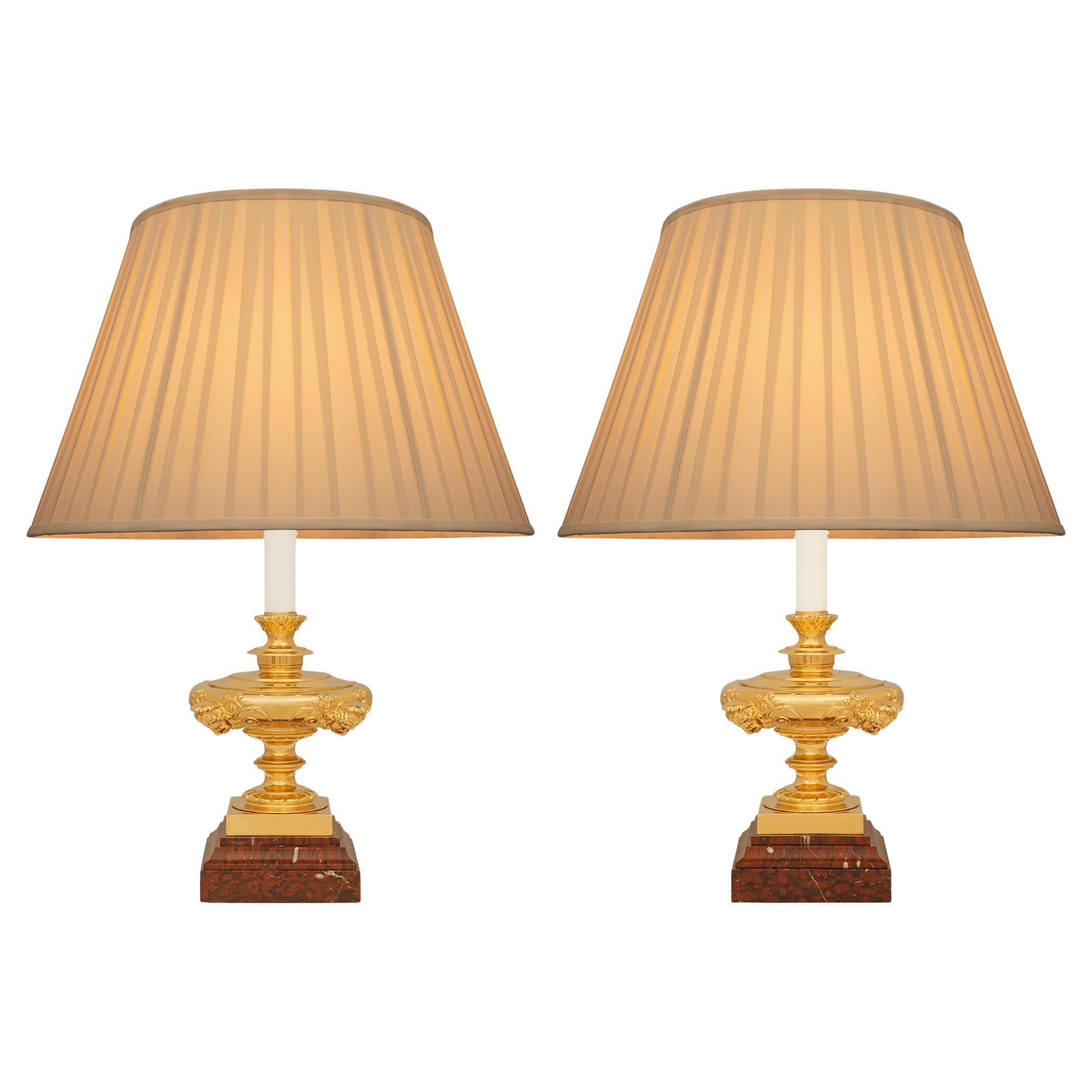 coppia di lampade rinascimentali francesi del XIX secolo in marmo Ormolu e Griotte