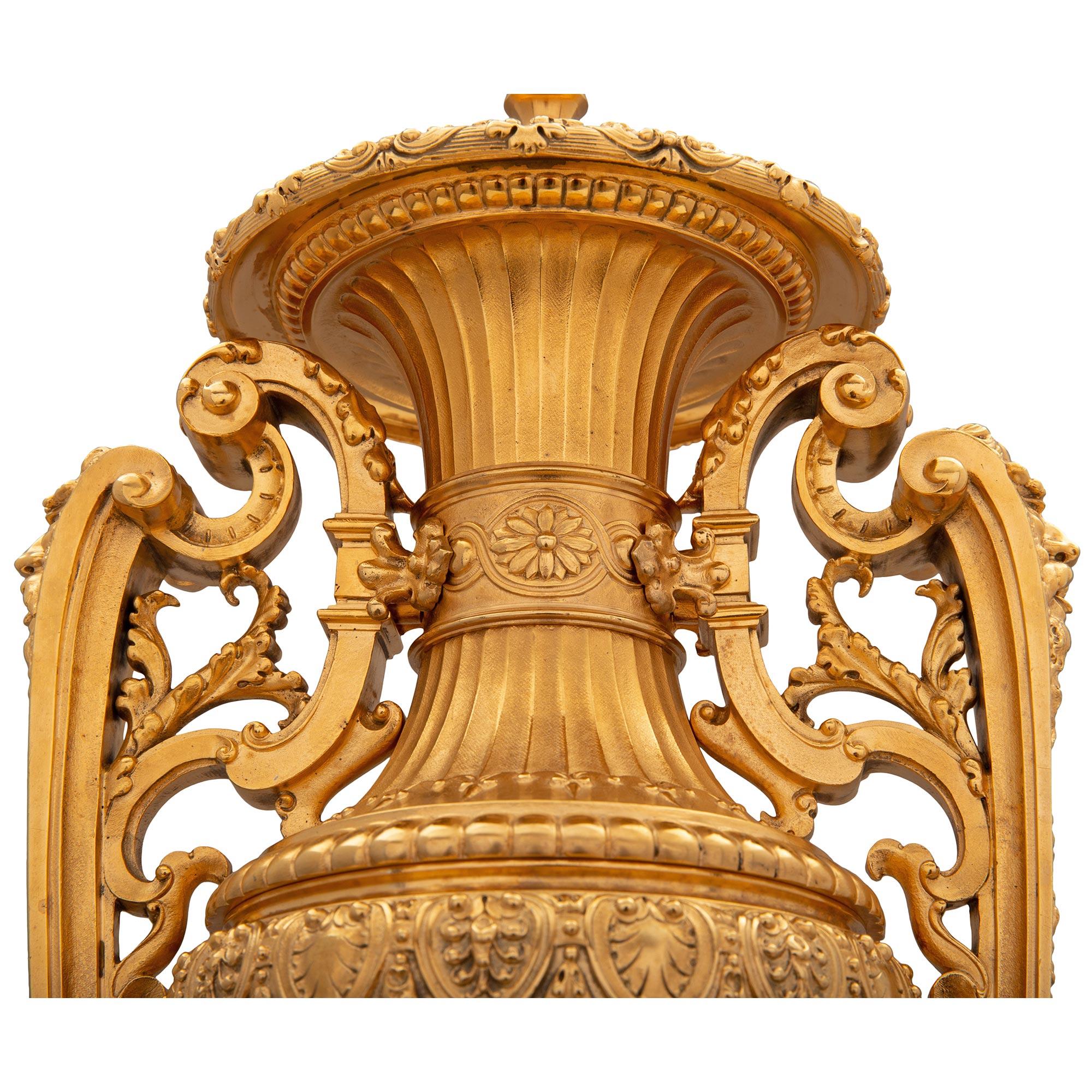 Français Paire de lampes de style Renaissance française du 19ème siècle en bronze doré et marbre en vente
