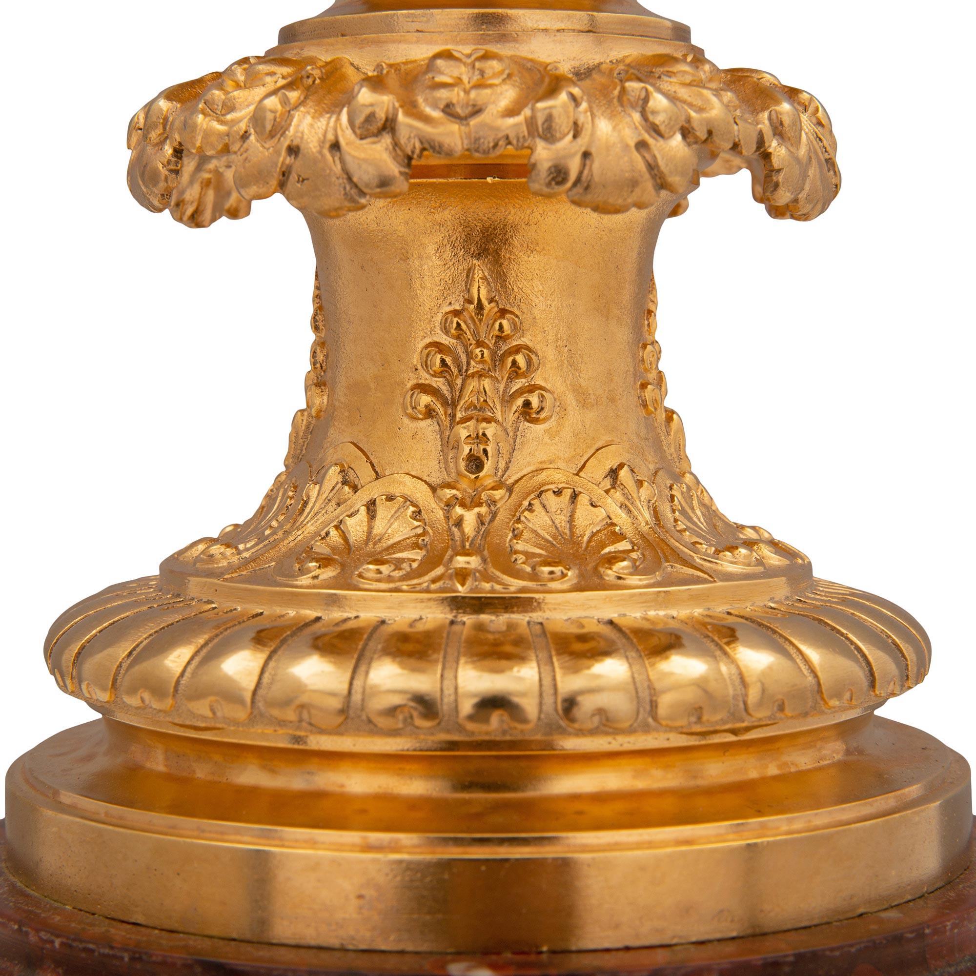 Paire de lampes de style Renaissance française du 19ème siècle en bronze doré et marbre en vente 1