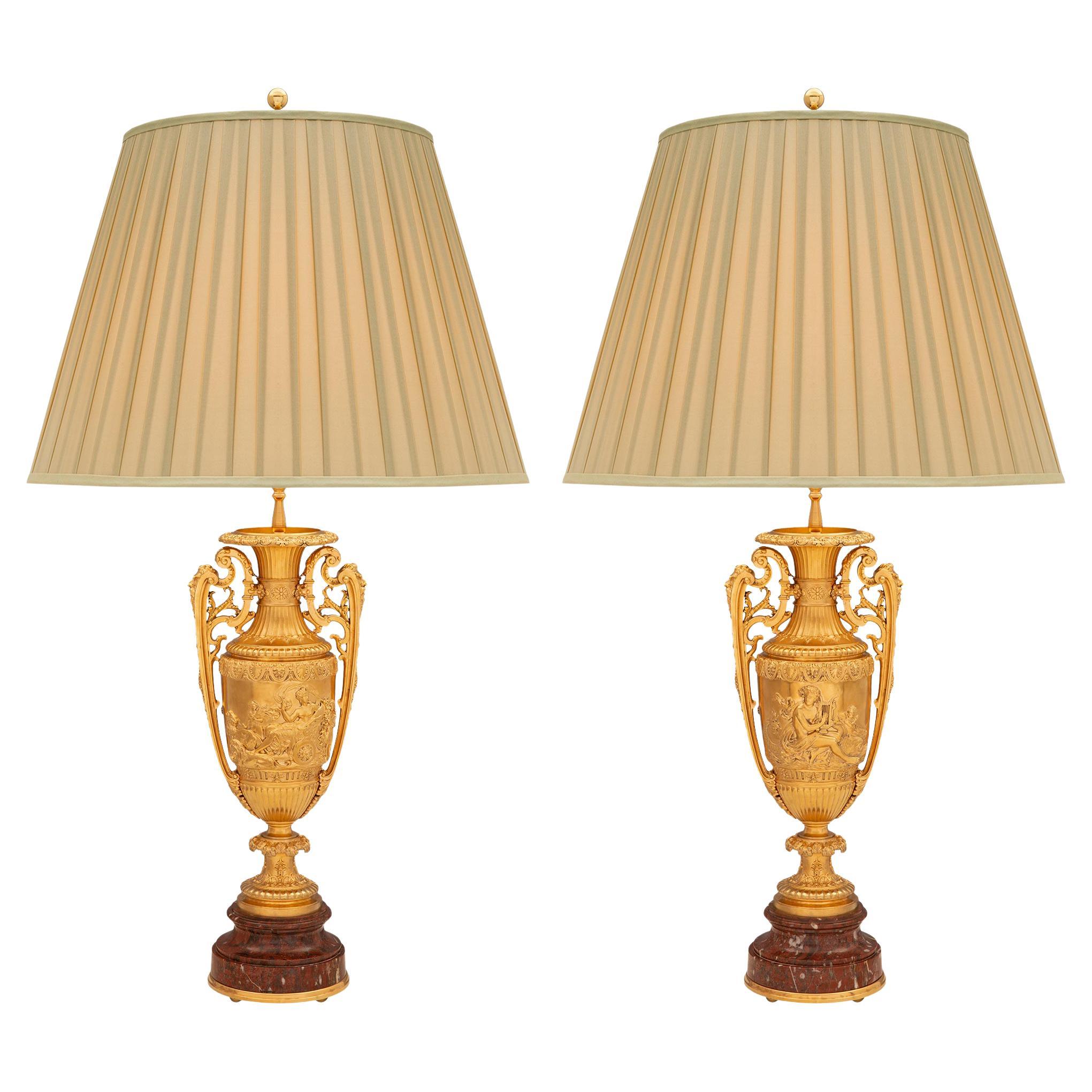 Paire de lampes de style Renaissance française du 19ème siècle en bronze doré et marbre
