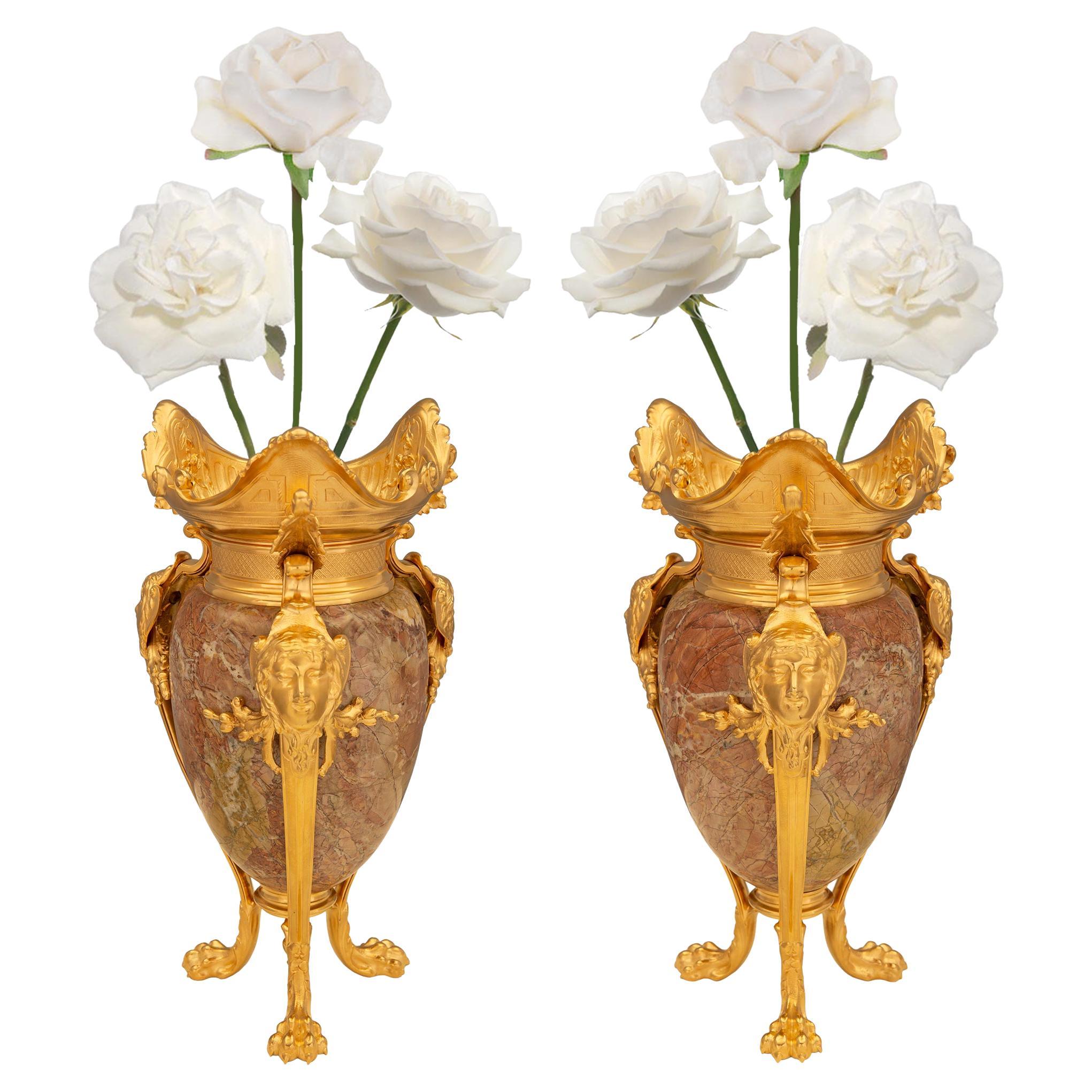 Paire d'urnes de style Renaissance du 19ème siècle en bronze doré et marbre Sarrancolin