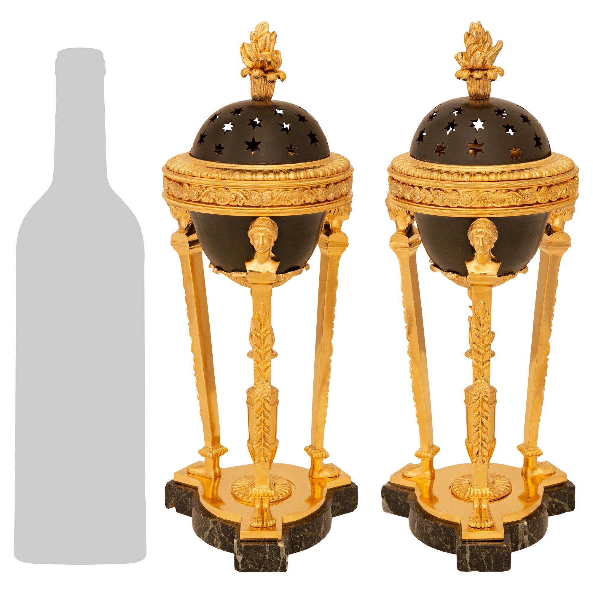 

Una coppia straordinaria e unica di urne per potpourri rinascimentali francesi del XIX secolo in Ormolu, bronzo patinato e marmo Greene & Greene. Ogni urna è sollevata da tre sottili gambe in Ormolu con decorazioni foliate sul fusto, una coppia di
