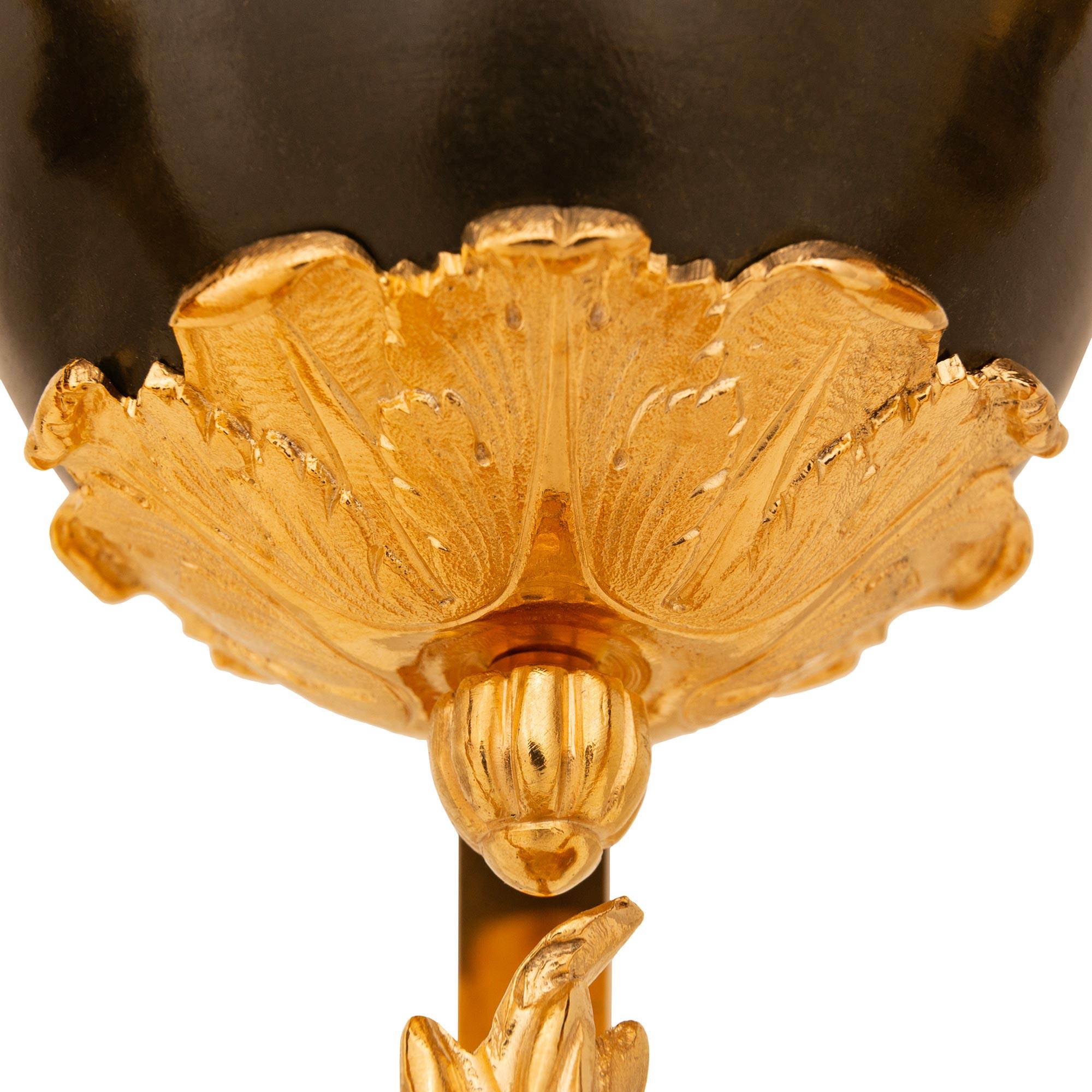Bronzo coppia di urne rinascimentali francesi del XIX secolo in ormolu, bronzo e marmo in vendita