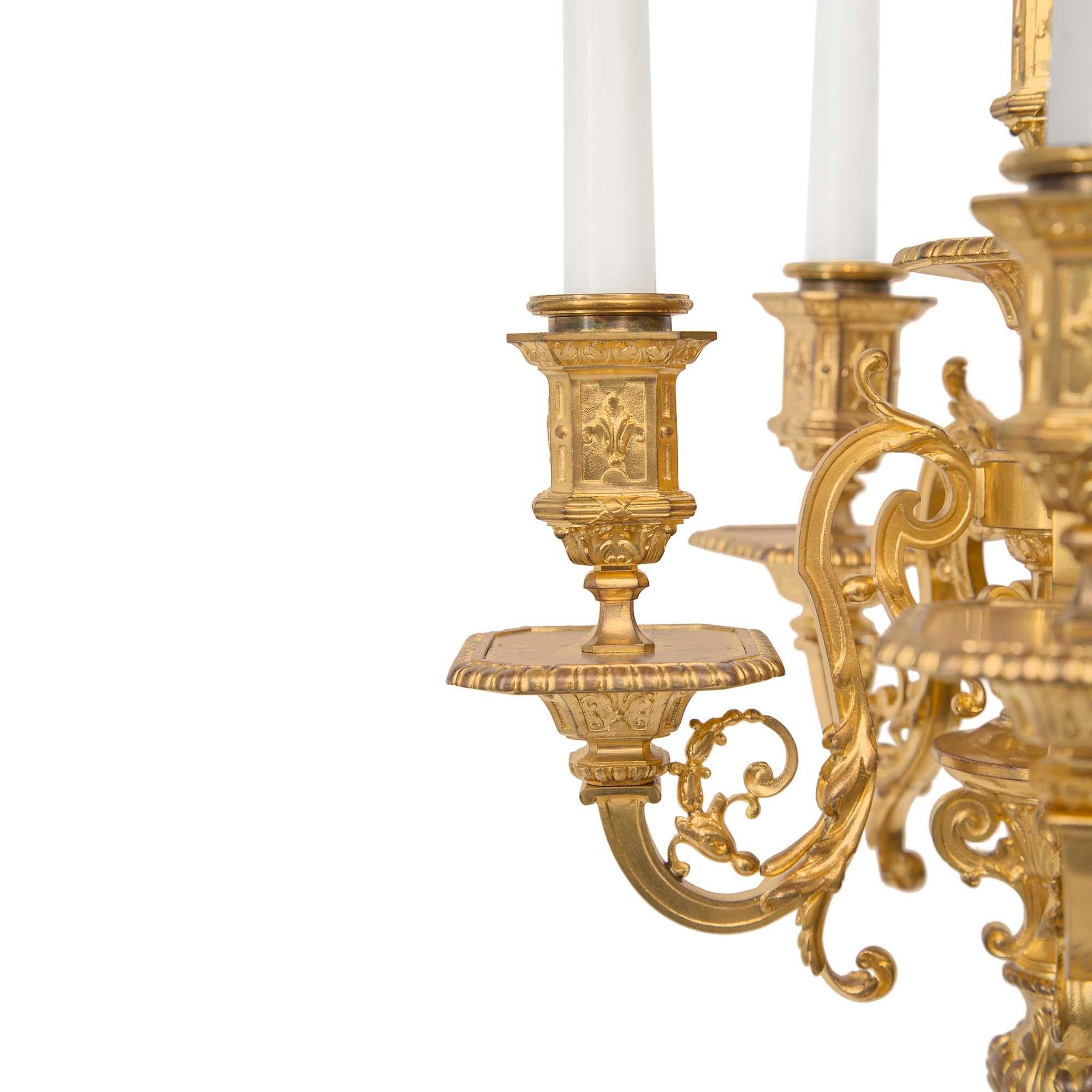 Paire de candélabres en bronze doré de style Renaissance du XIXe siècle français  Bon état - En vente à West Palm Beach, FL
