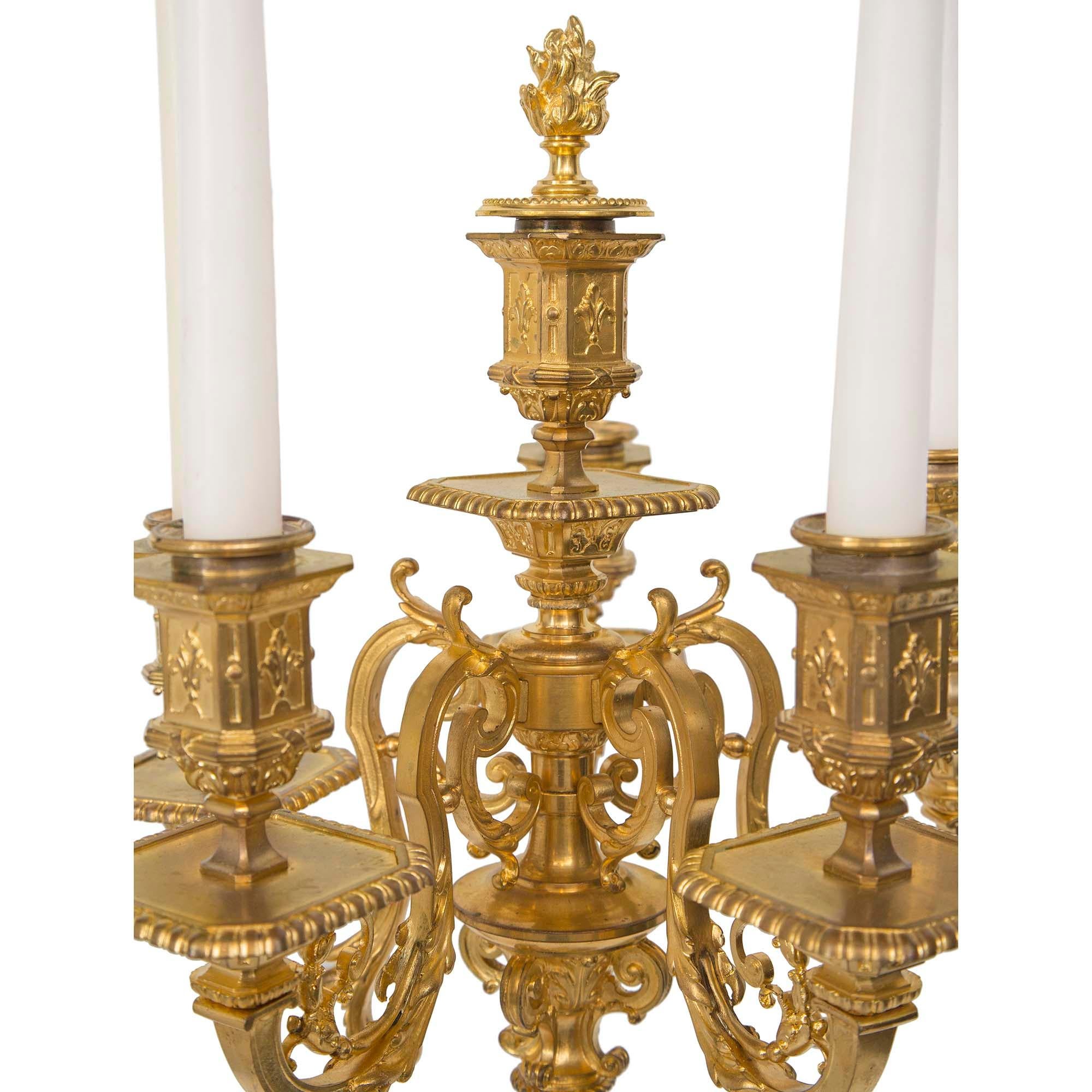 Bronze doré Paire de candélabres en bronze doré de style Renaissance du XIXe siècle français  en vente