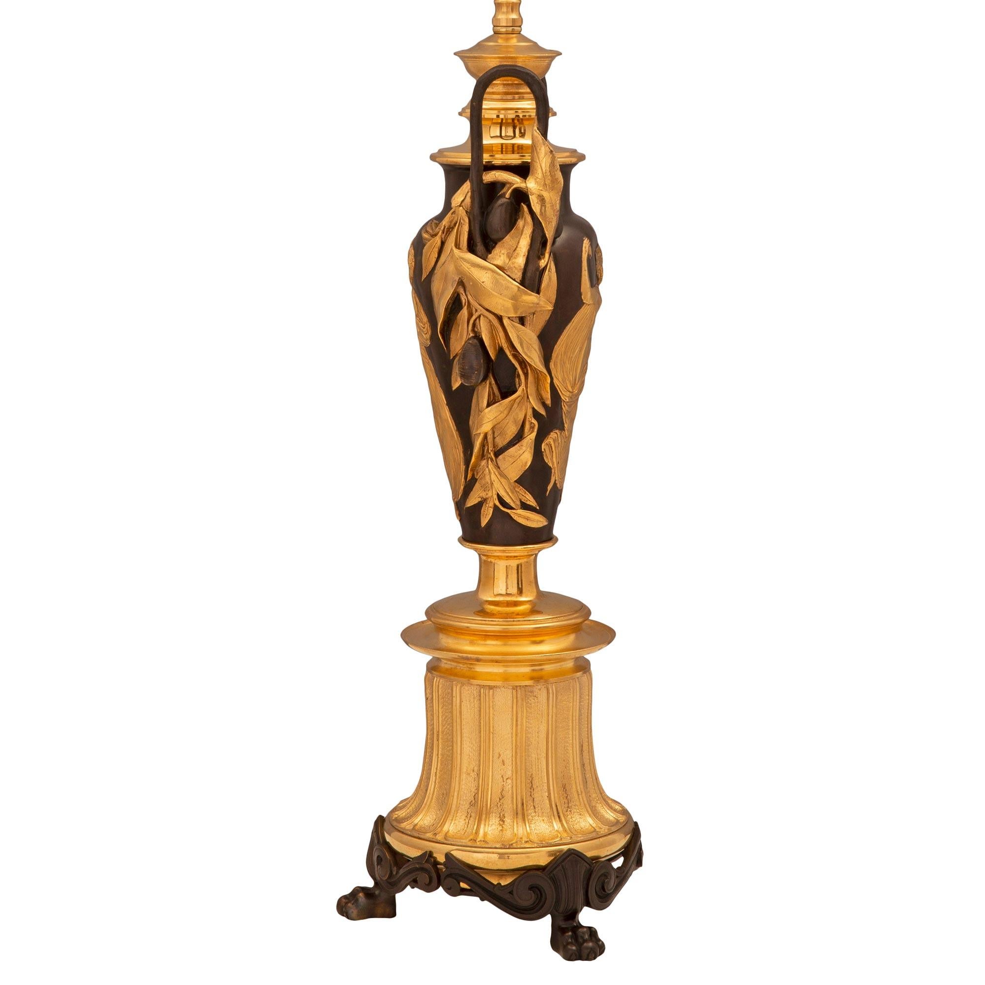 Français Paire de lampes de style Renaissance française du 19ème siècle en bronze patiné et bronze doré en vente