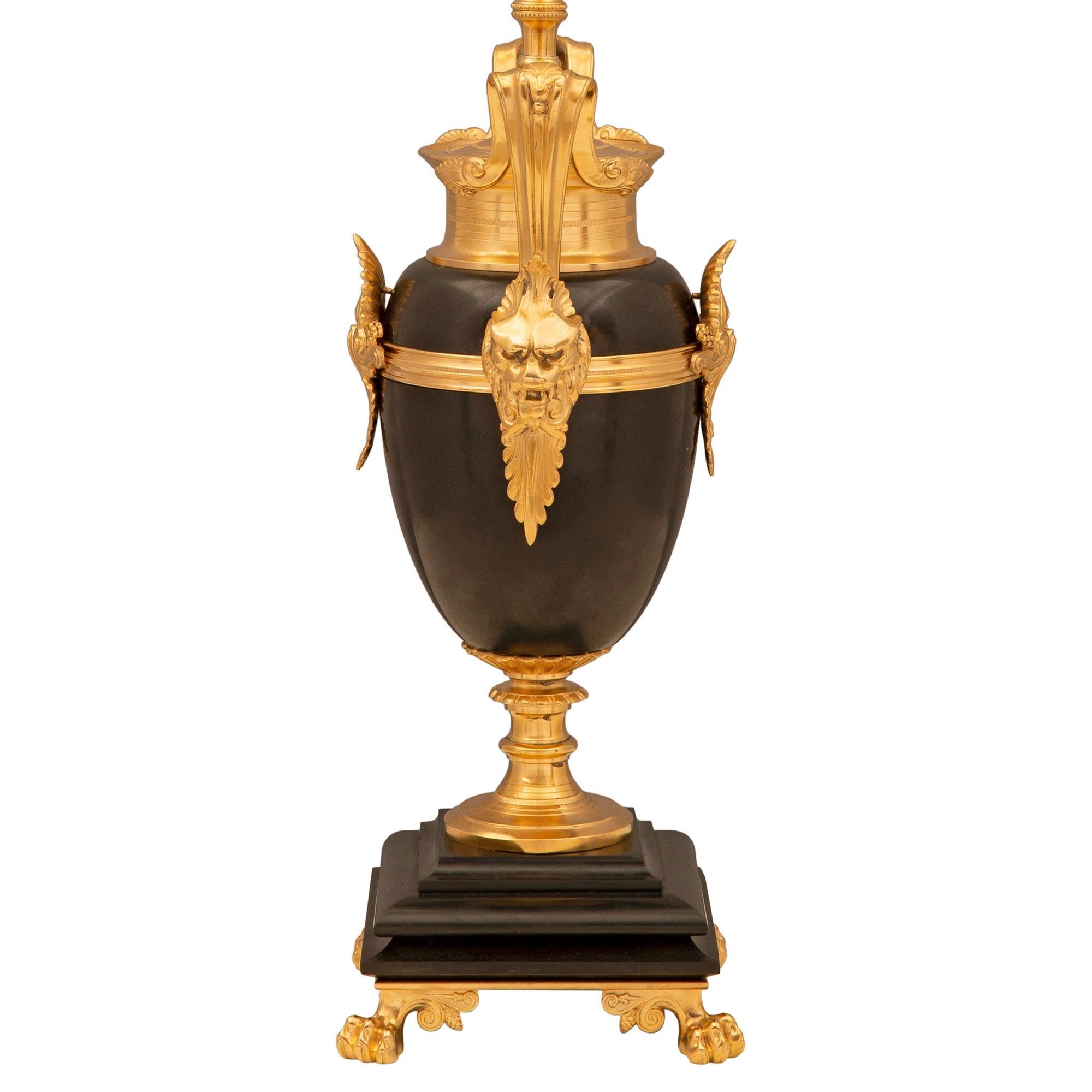 Français Paire de lampes de style Renaissance française du 19ème siècle en bronze patiné et bronze doré en vente